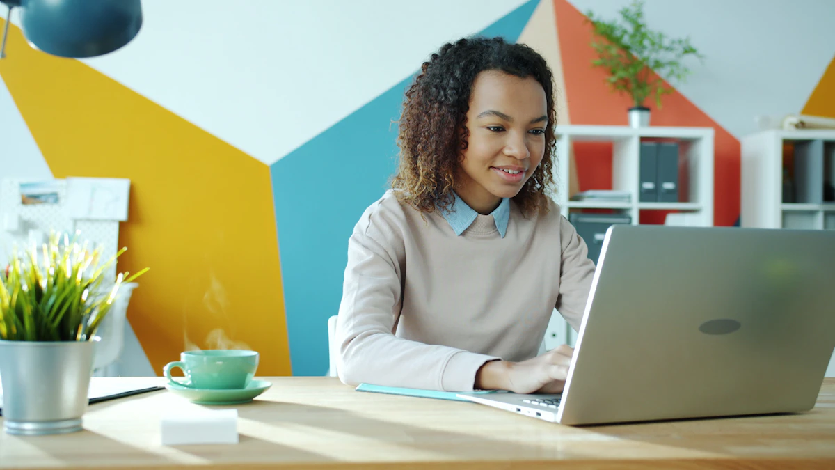Entrepreneuse gerant sa boutique WooCommerce avec satisfaction
