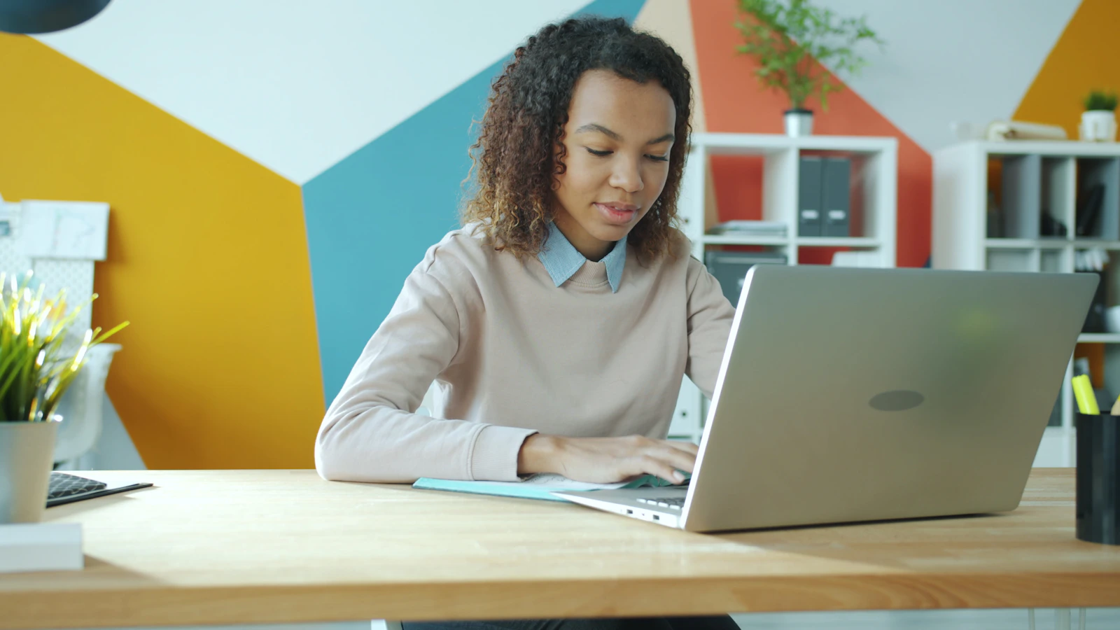 Professionnelle afro utilisant un ordinateur dans un environnement moderne