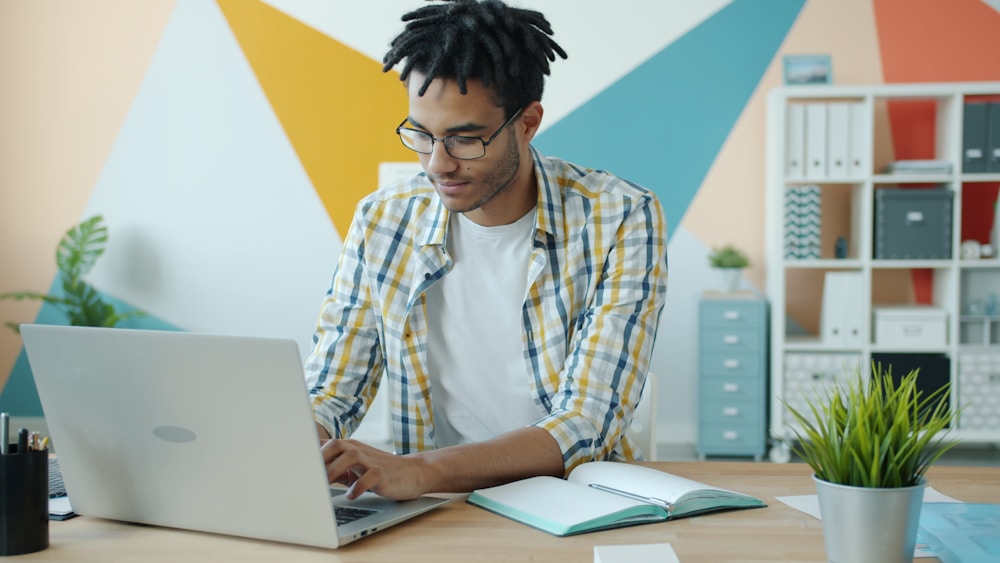 Tech Hustle Daily - SafetyWing Insurance: The Founder’s Secret to Peace of Mind Abroad
