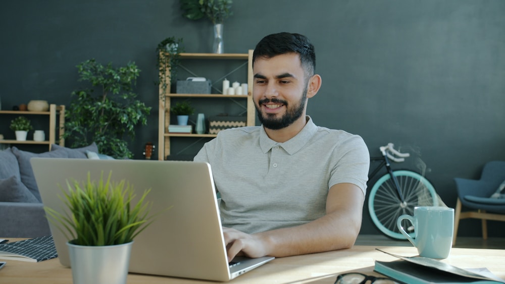 Tech Hustle Daily - The Solopreneur's Currency Conundrum: International Money Transfers Decoded