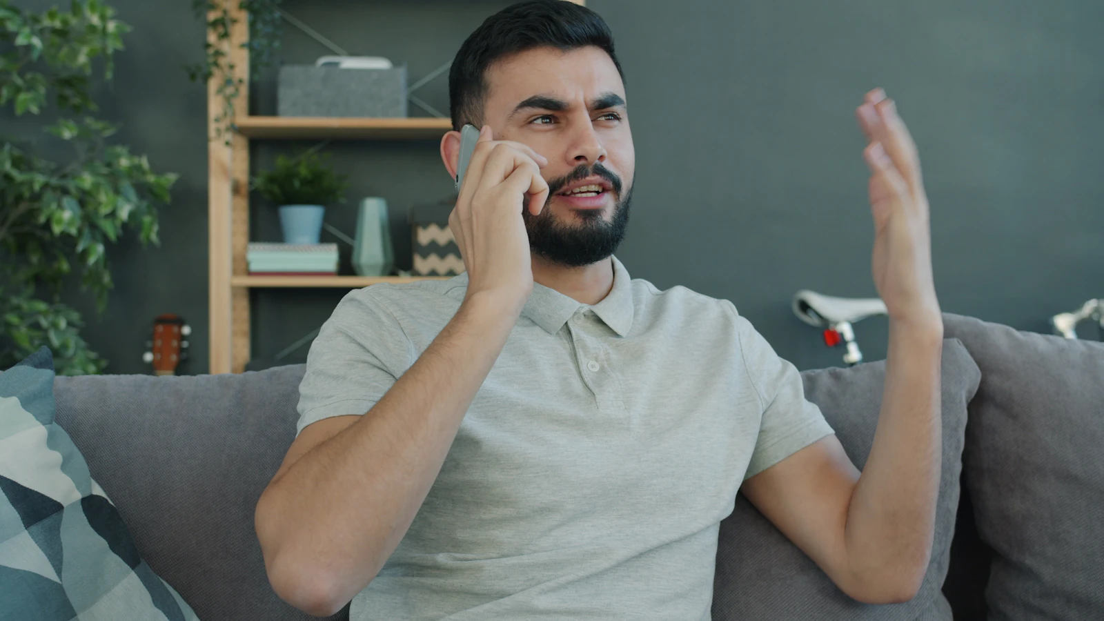 Homem gesticulando enquanto fala ao telefone