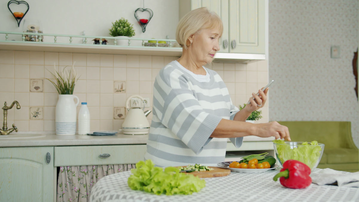 Ältere Frau schneidet in ihrer hellen Küche Gemüse für einen Salat