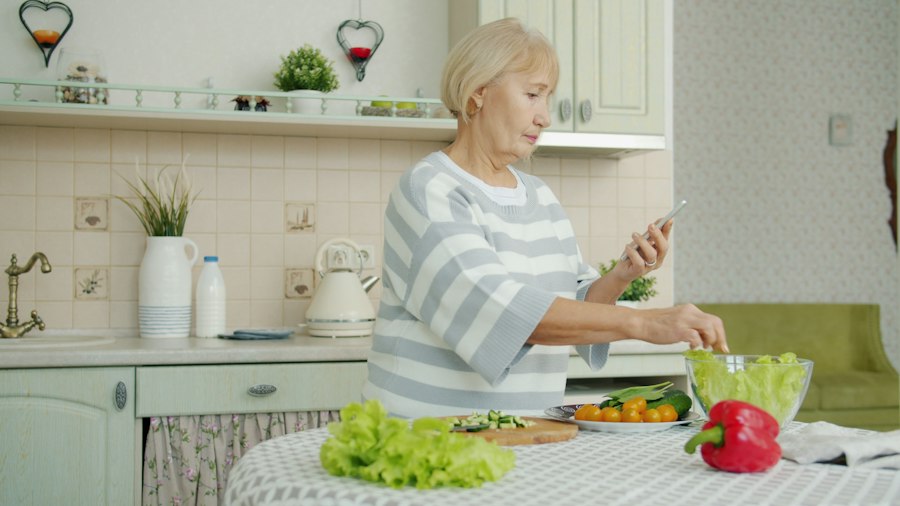 Avó e neta cozinhando legumes juntas