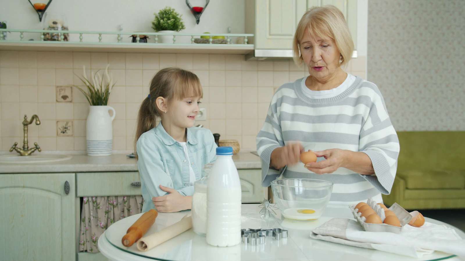 Hemmabagare som dekorerar ett bakverk i sitt kök