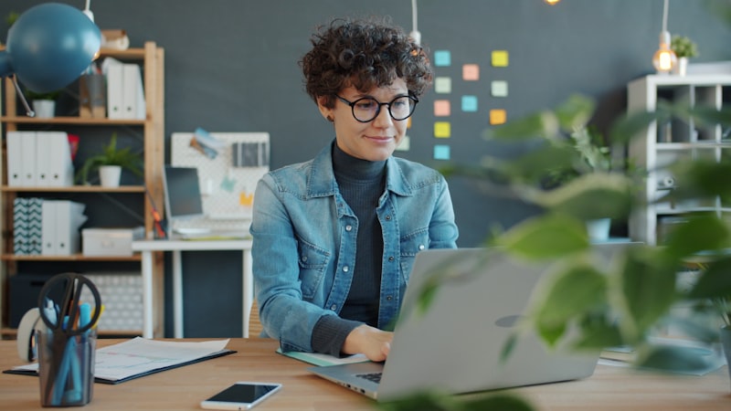 Étudiante en école de commerce concentrée sur la rédaction de sa lettre de motivation pour un stage