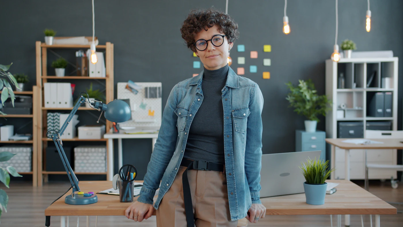 Portrait d'une professionnelle souriante en entretien de bilan de compétences