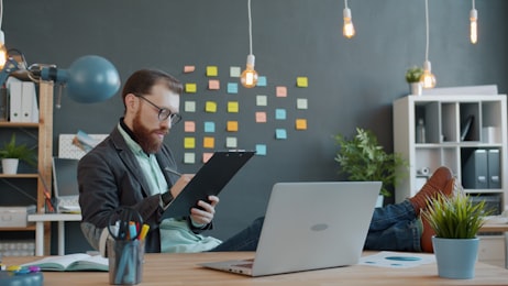 Personne prenant des notes dans un bureau, illustrant l'apprentissage progressif et la pers&eacute;v&eacute;rance