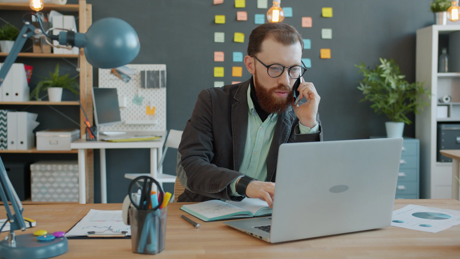 Professionnel sérieux et concentré au téléphone dans un bureau