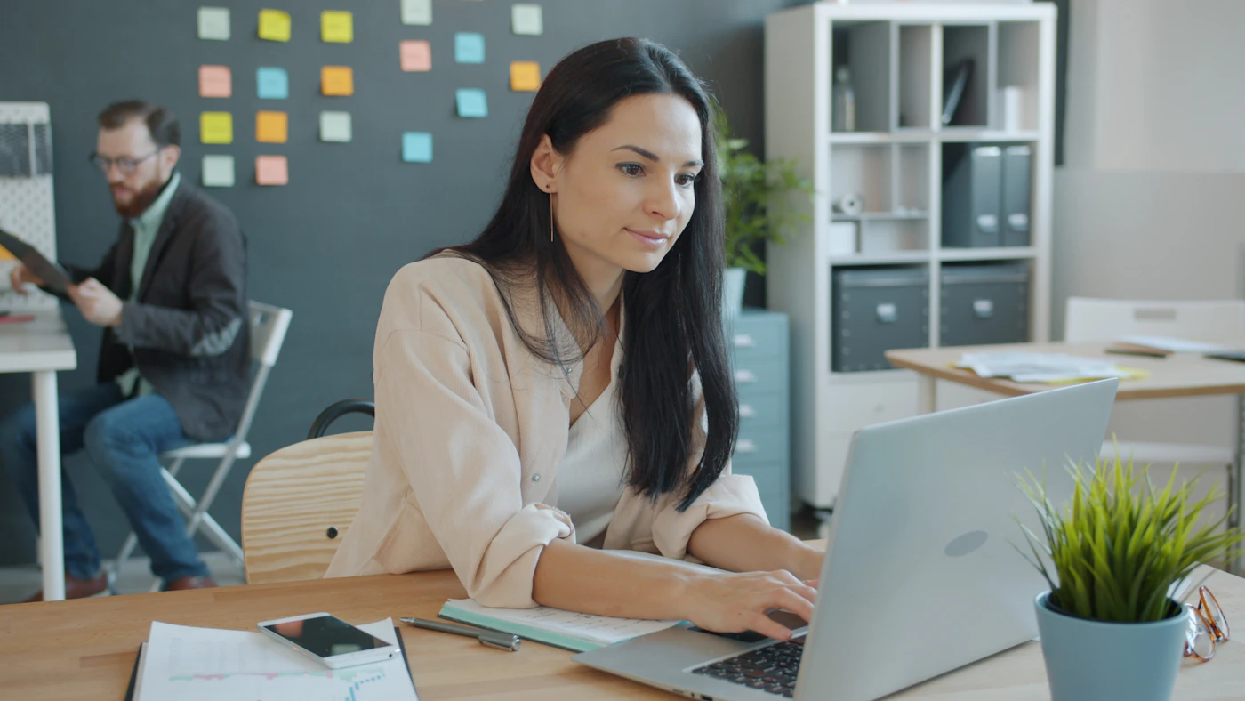 Entrepreneure travaillant sur son projet