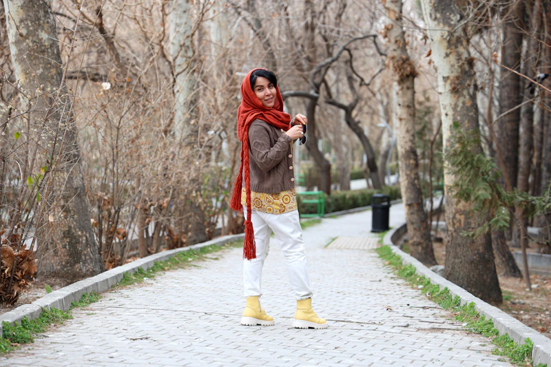 Parkta poz veren genç kadın