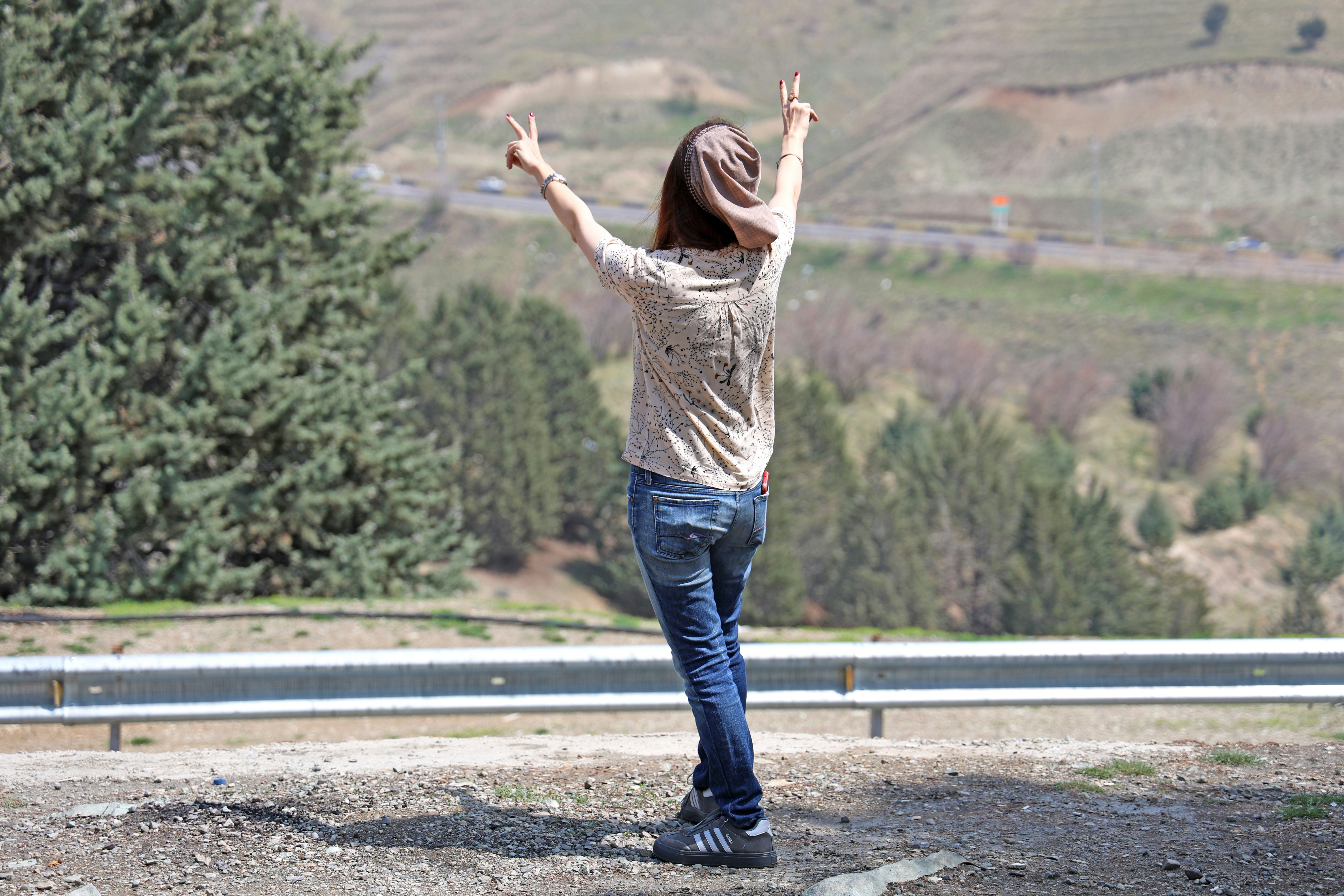 photo-1758888676932-881adb4eef48?ixid=M3wxMjA3fDB8MXxzZWFyY2h8OHx8dHJhdmVsJTIwdGVlJTIwc2hpcnRzfGVufDB8fHx8MTc2MTQwMDc0NXww\u0026ixlib=rb-4.1.0