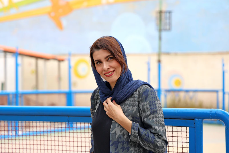 Başörtüsü giyen gülümseyen kadın