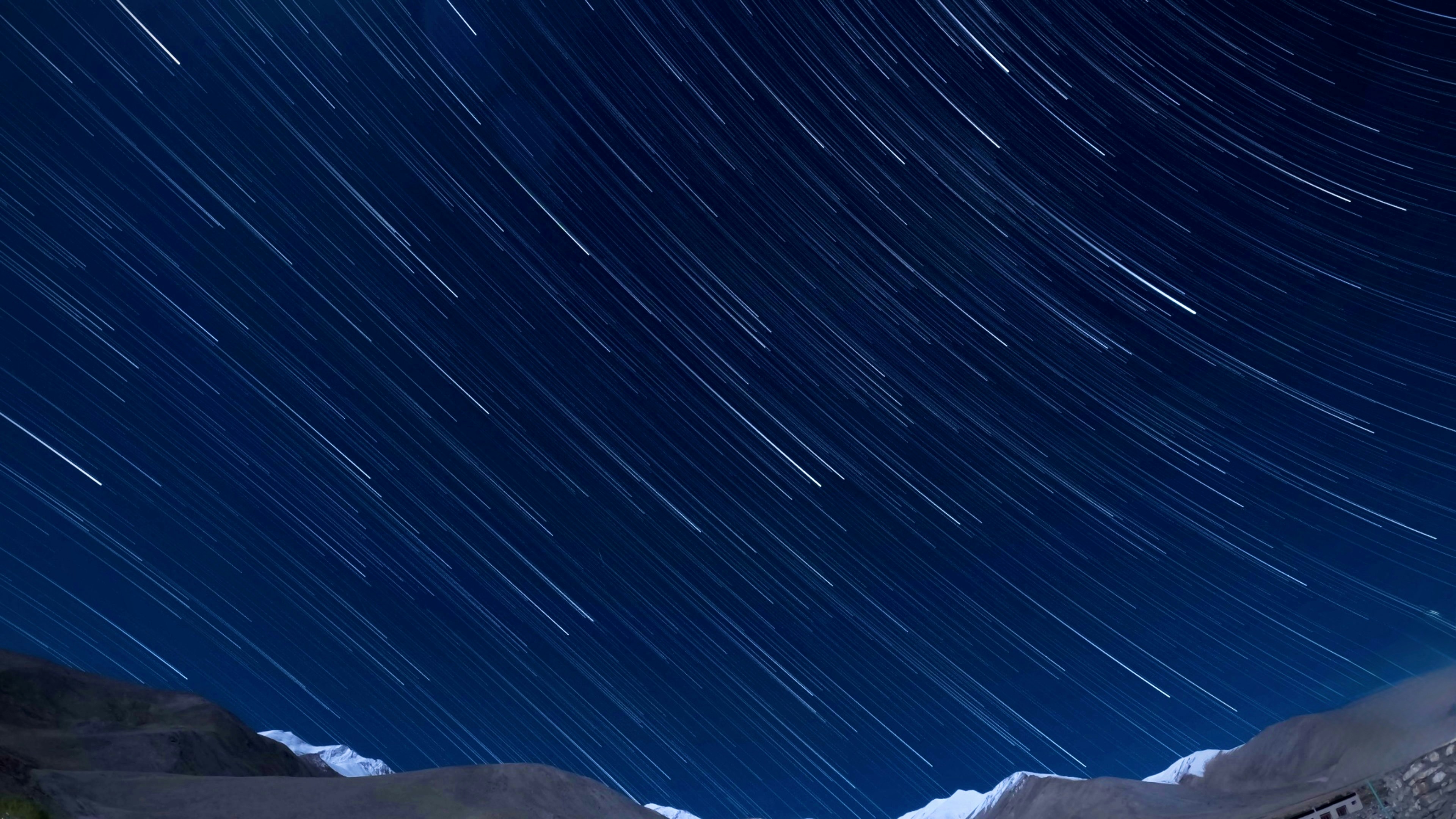 Yıldızlı bir gece gökyüzü altında elinde haritayla yeni yerler keşfeden özgür ruhlu bir gezgin ve Yay burcu temalı astrolojik illüstrasyon.