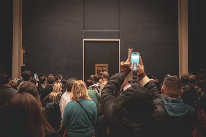 Crowd taking photos of mona lisa painting in museum