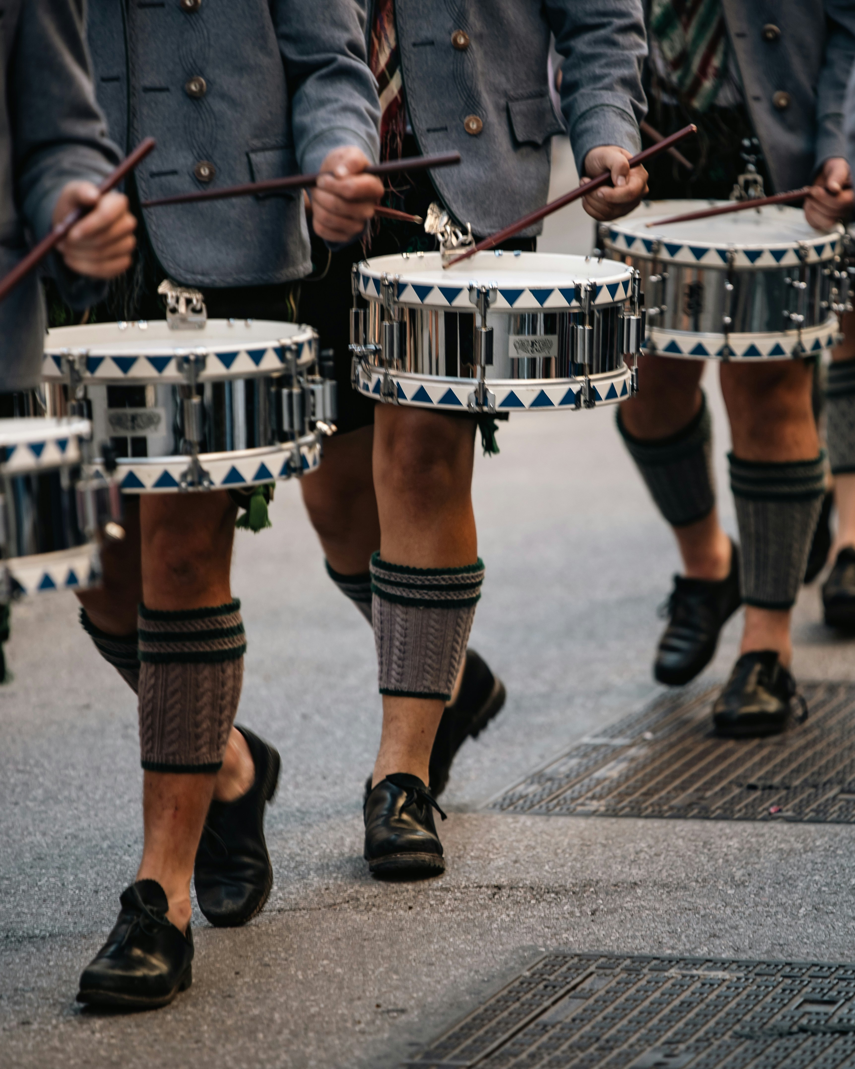 Eine Blaskapelle spielt während eines festlichen Umzugs. Foto – Kostenloses  Bild zum Thema Karneval auf Unsplash, image size:3000x3750