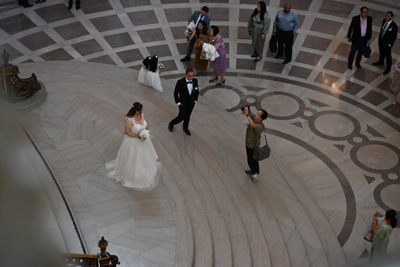 Novios caminando con fotógrafo