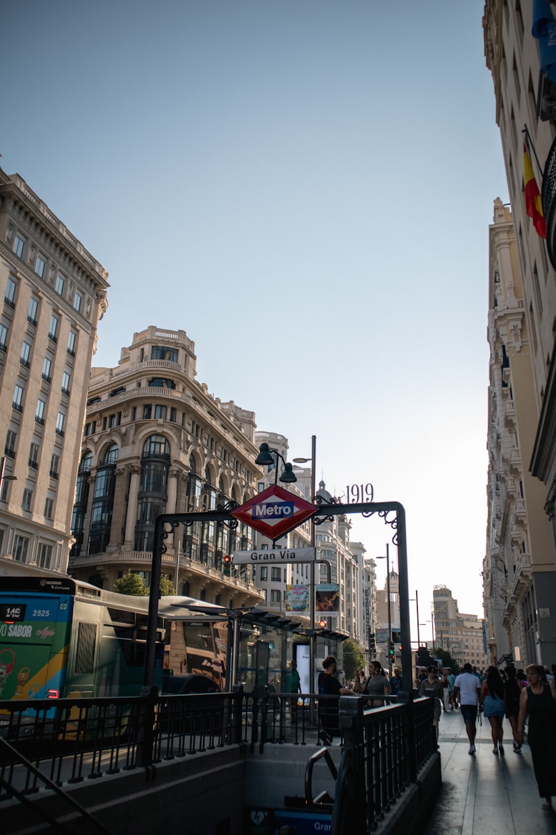 Entrada del metro de Madrid con movimiento urbano