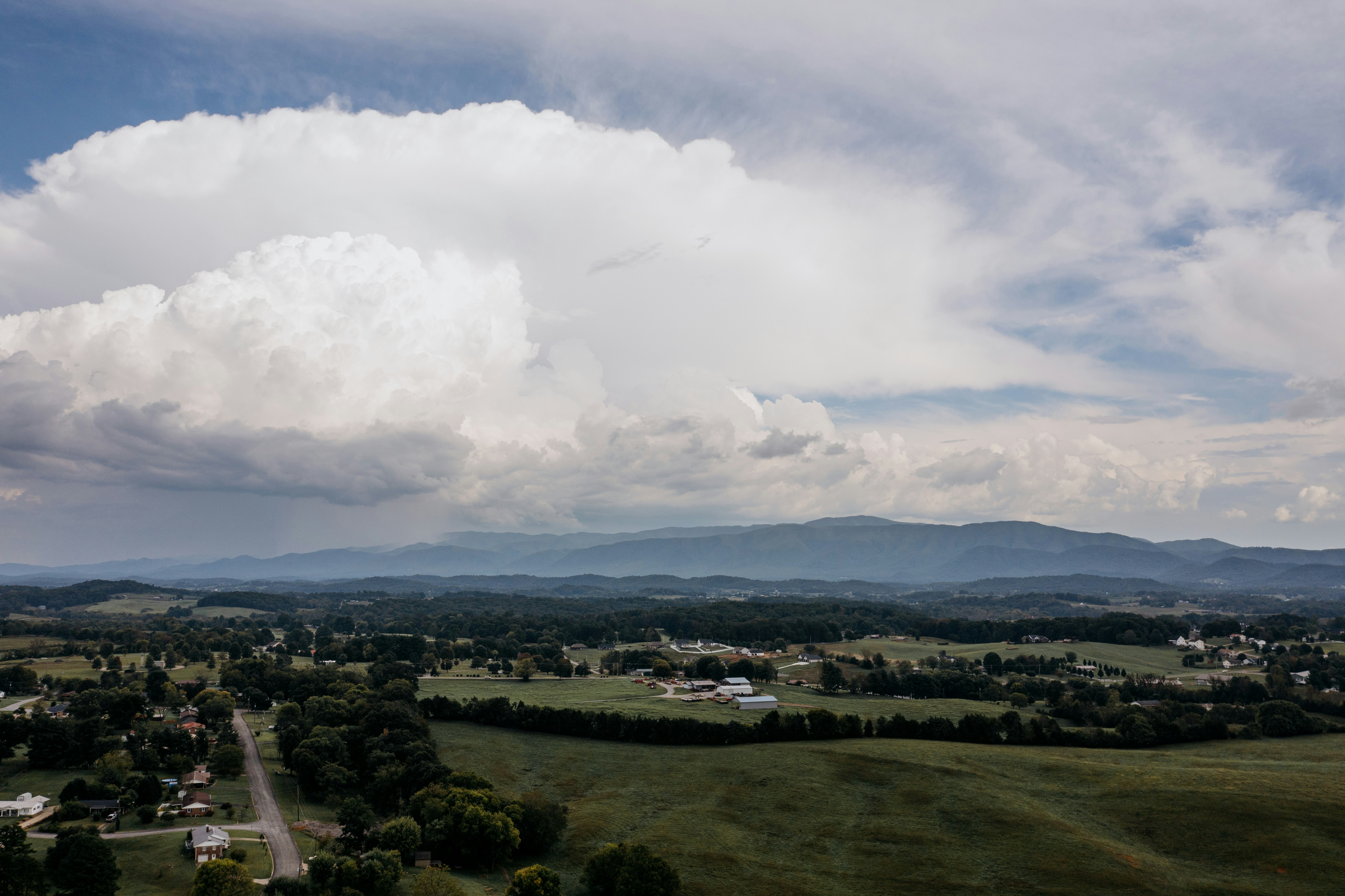 How to Pack for Tennessee Music Festivals: Bonnaroo Weather Hits 32°C Days and Thunderstorm Risk