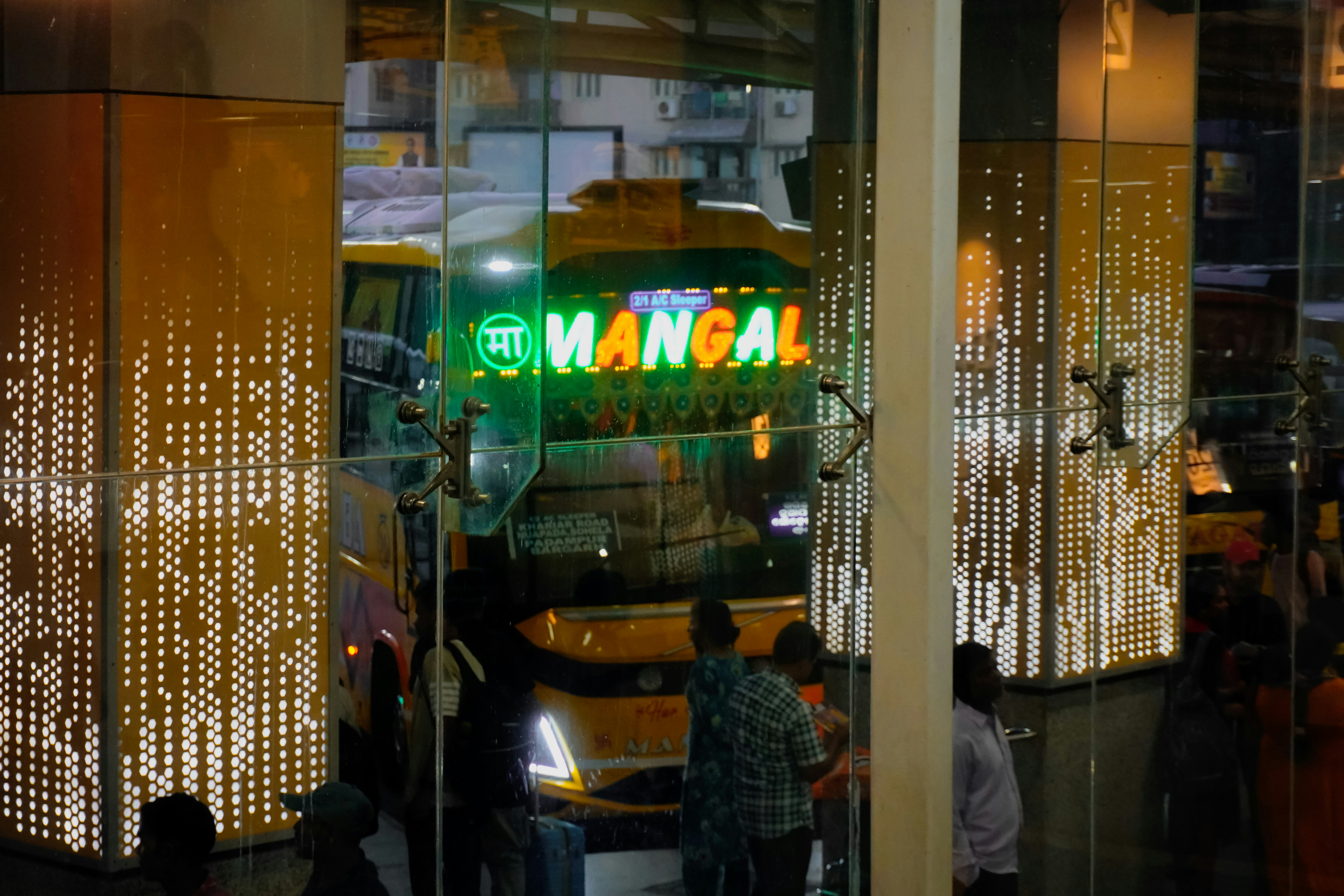 Bus kuning dengan tanda "mangal" di malam hari