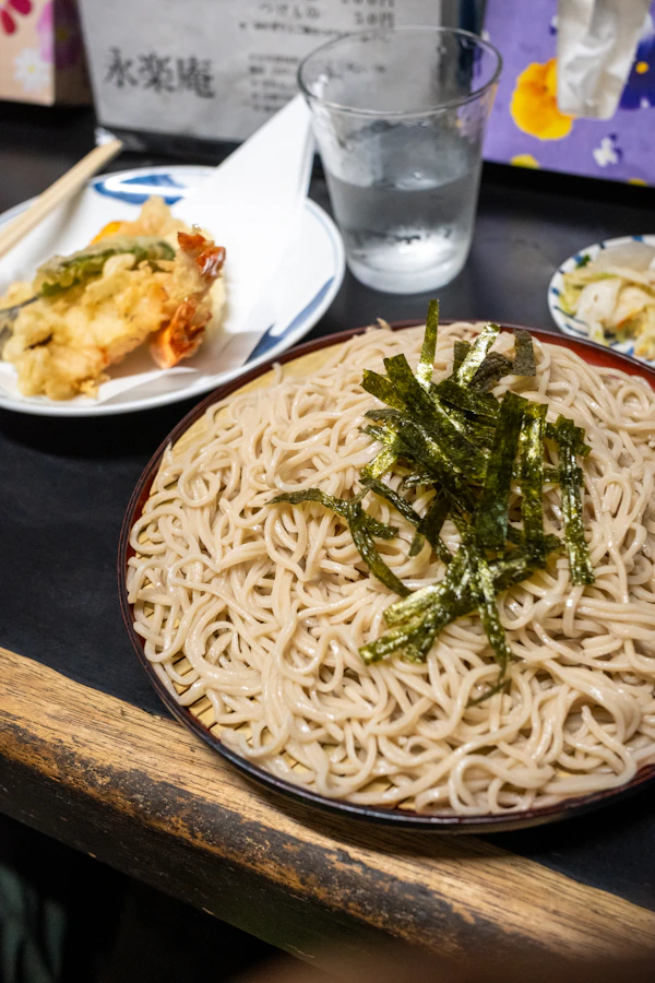 Tempura con soba y alga