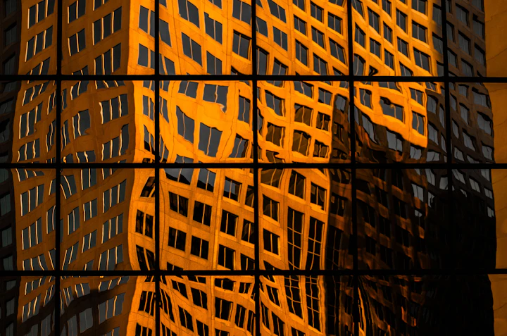 Facciata di vetro riflettente