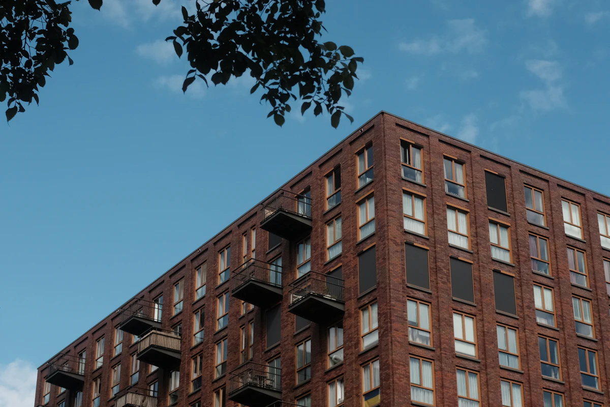 Modern woongebouw met balkons in een groene omgeving
