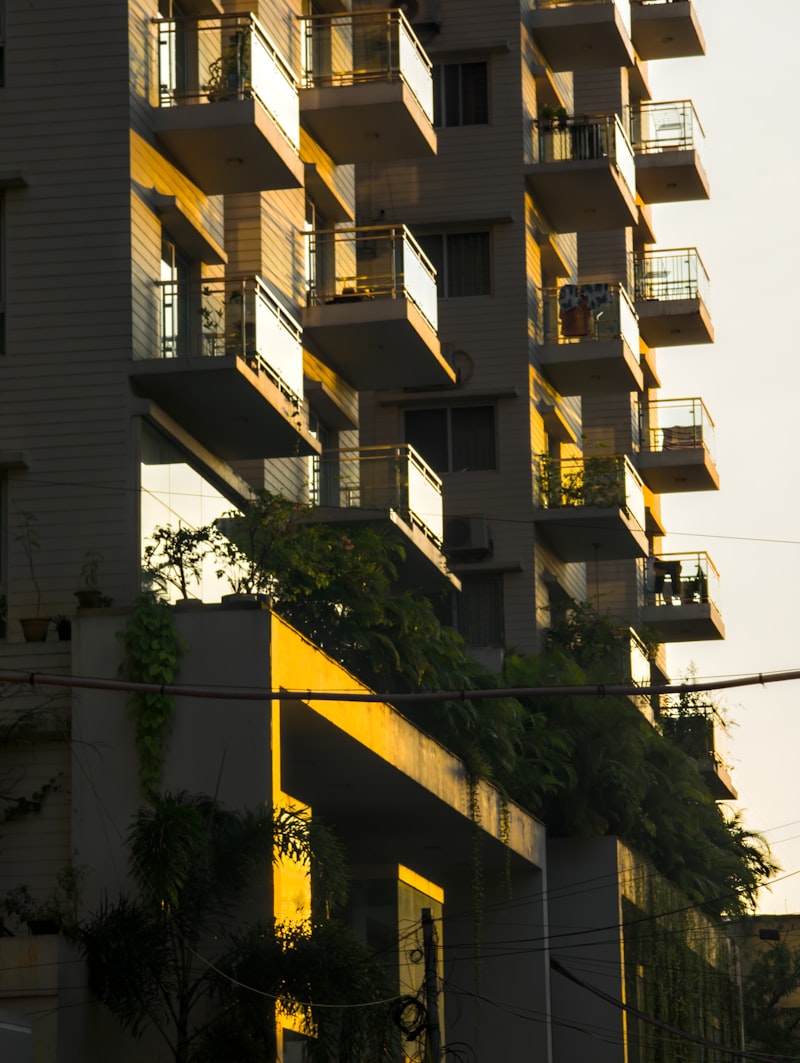 Balkonfassade eines Wohnhauses im Abendlicht
