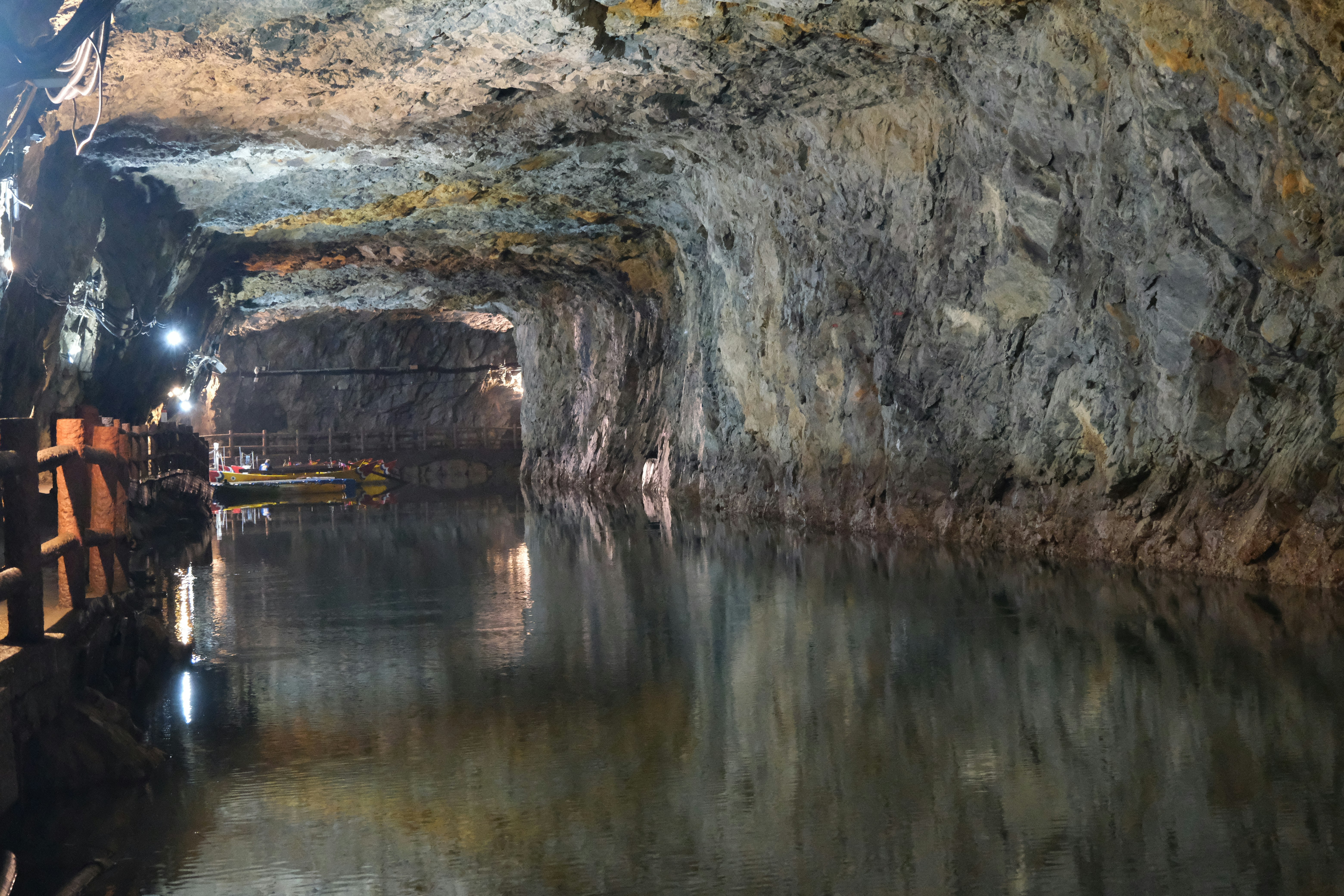 Visita a las galerías de agua de Amaniel