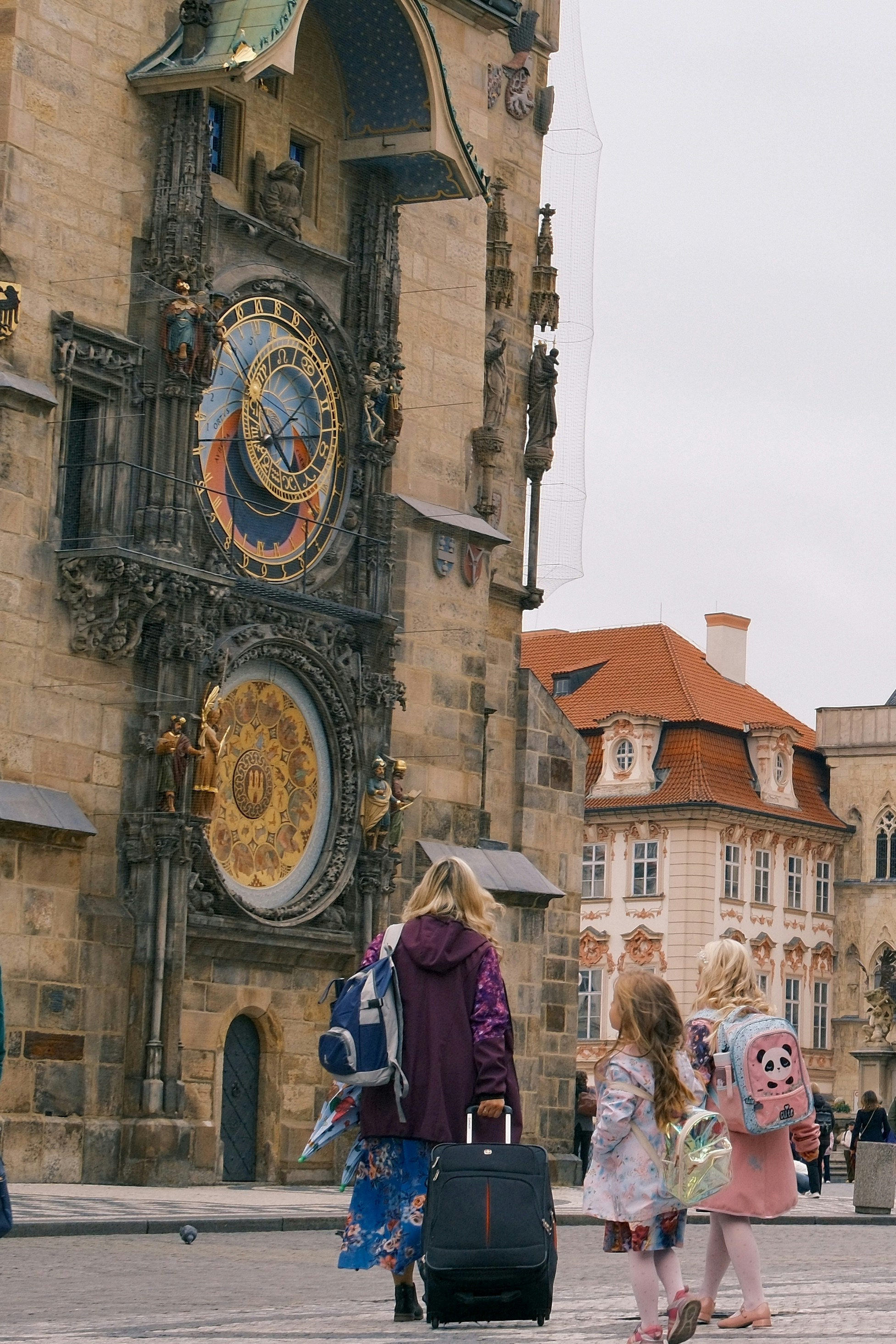 La gente pasa por delante de una histórica torre del reloj astronómico.