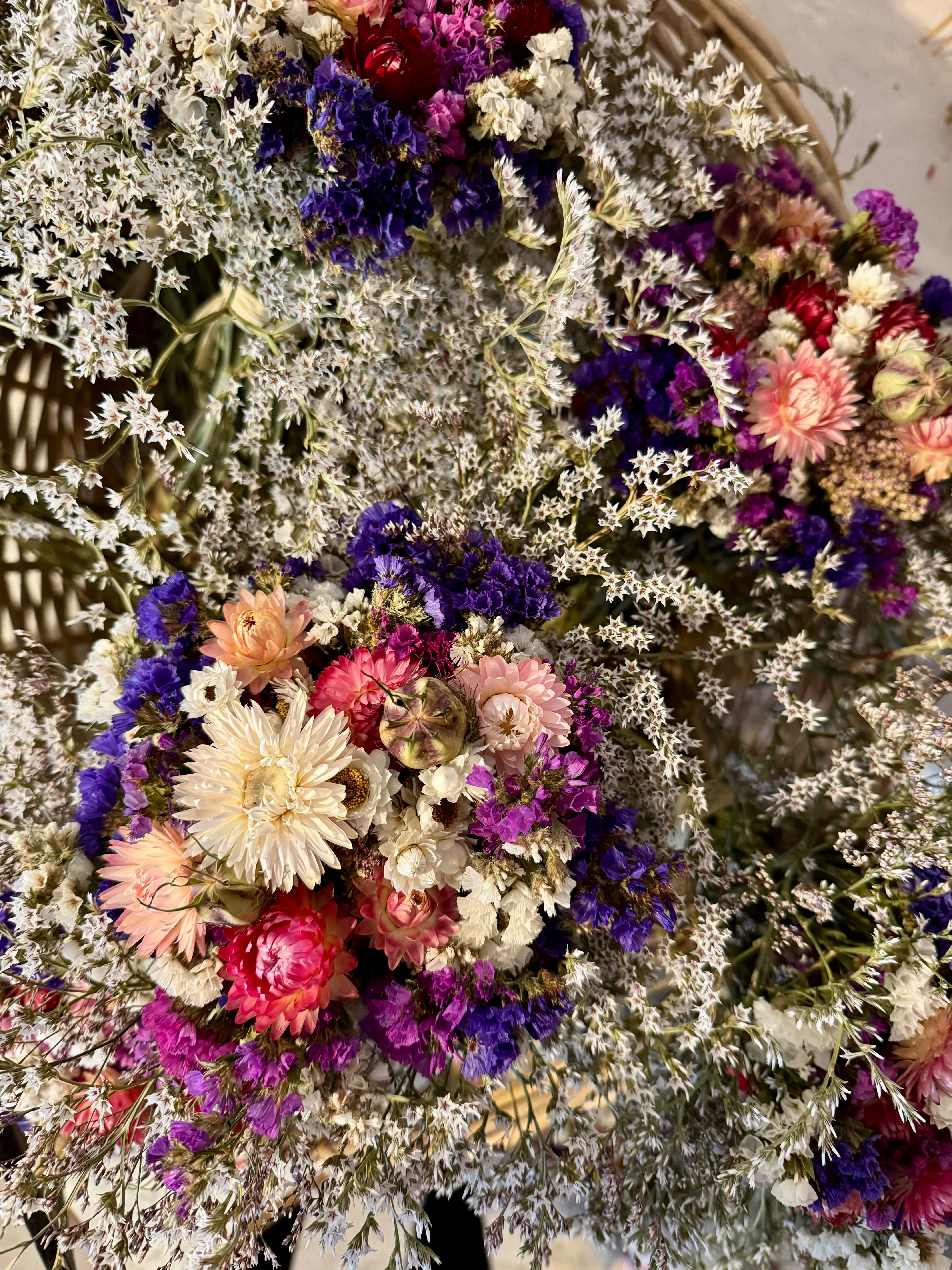 Bunte Trockenblumen in einem Strauß arrangiert