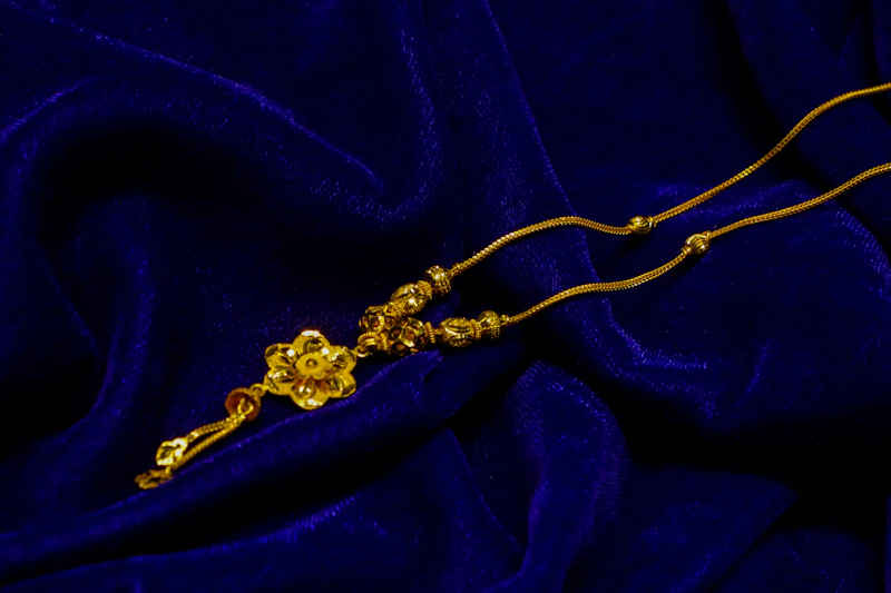 colar pendente dourado floral em tecido azul