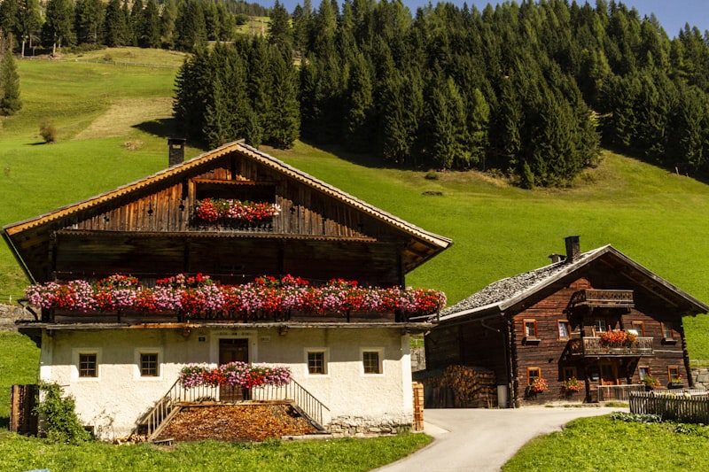 Hofgebäude am Berg mit Blumenbalkon