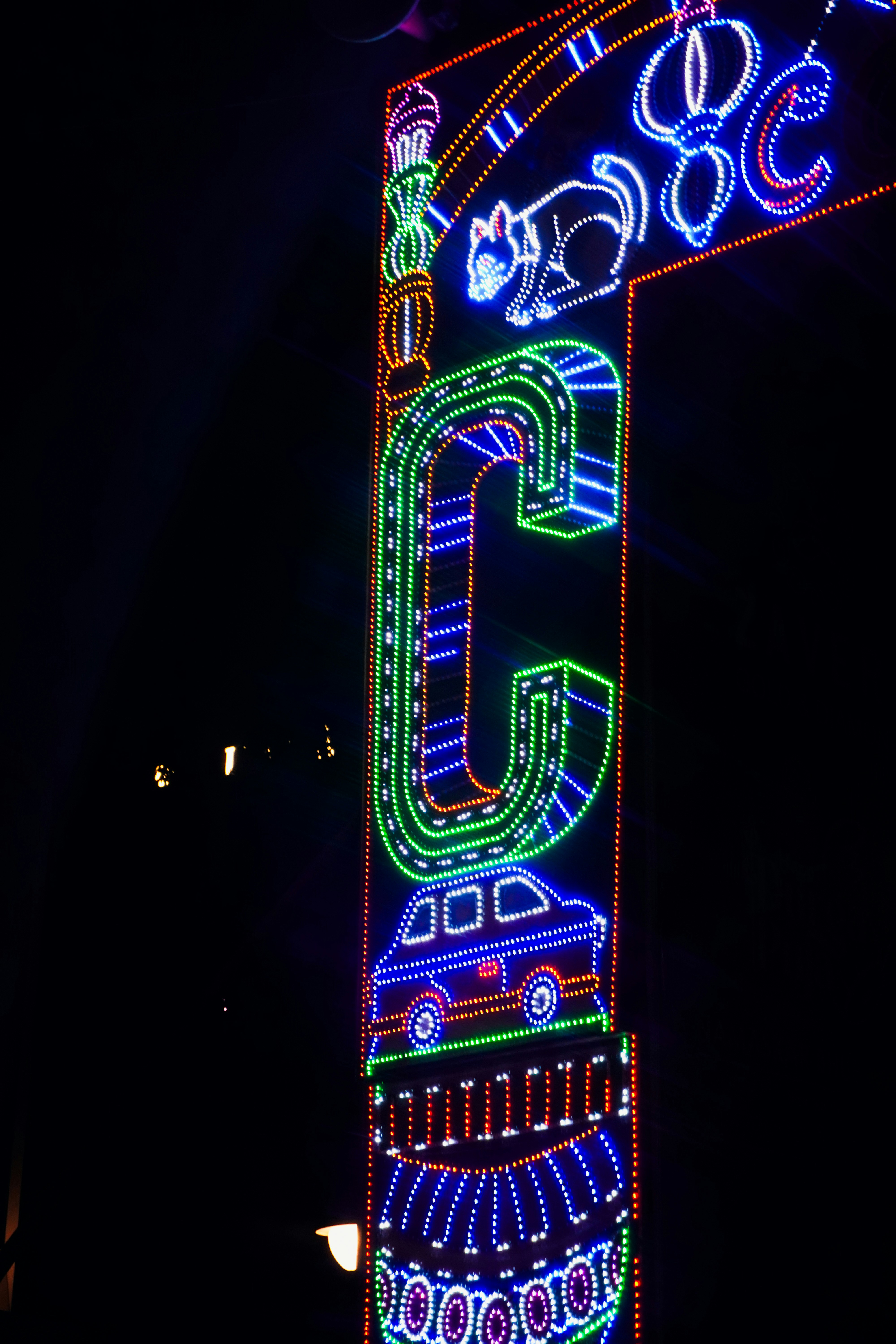 Les néons colorés forment une grande lettre c avec des motifs.