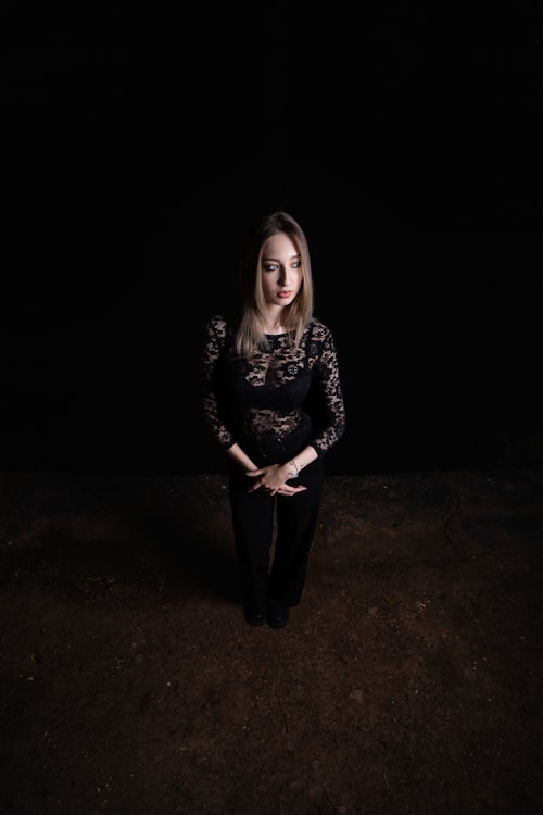 어두운 배경의 블랙 레이스 패션 &mdash; 블랙 오피움의 세계관