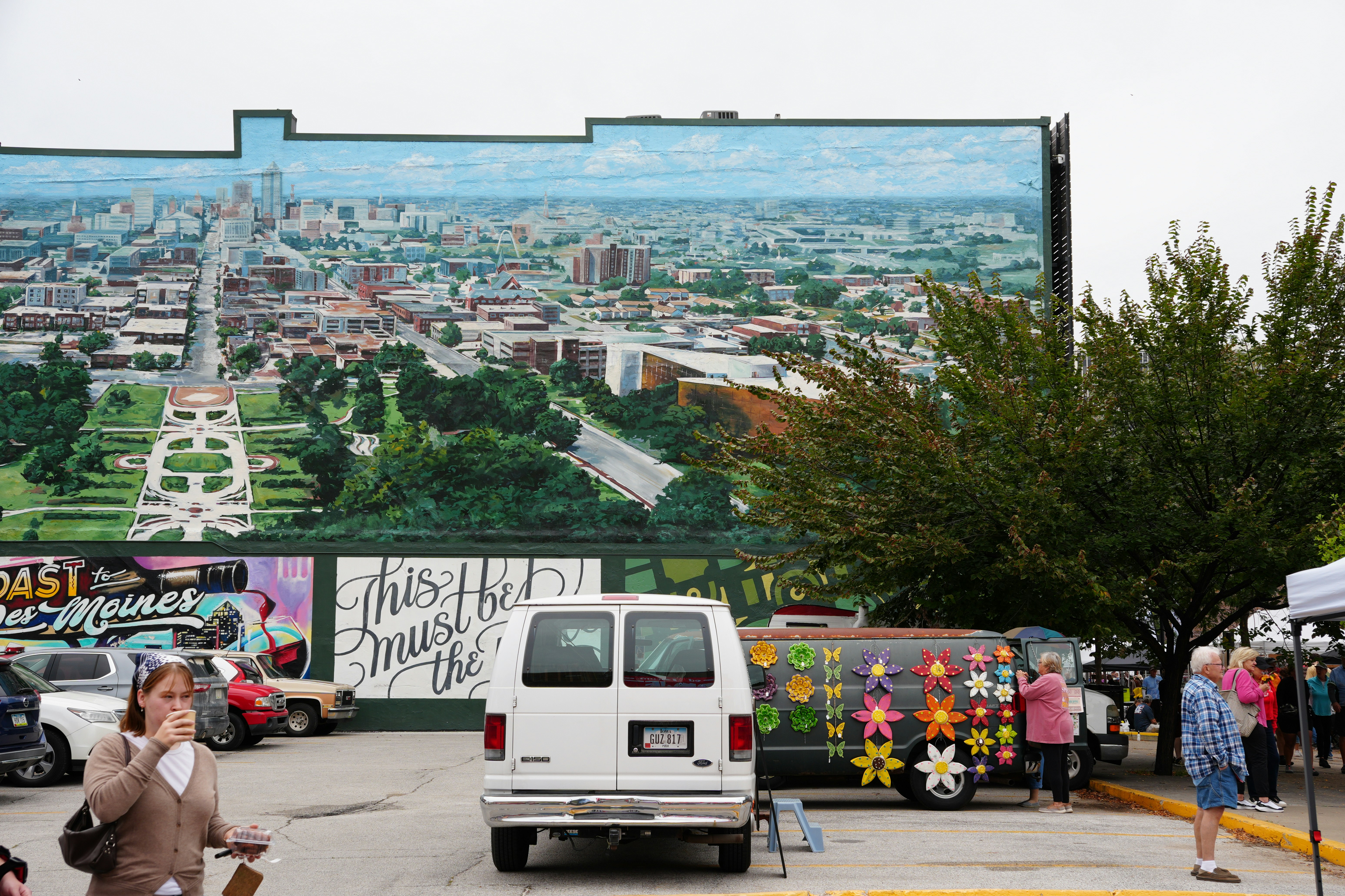ストリートマーケットの上の街並みの壁画。