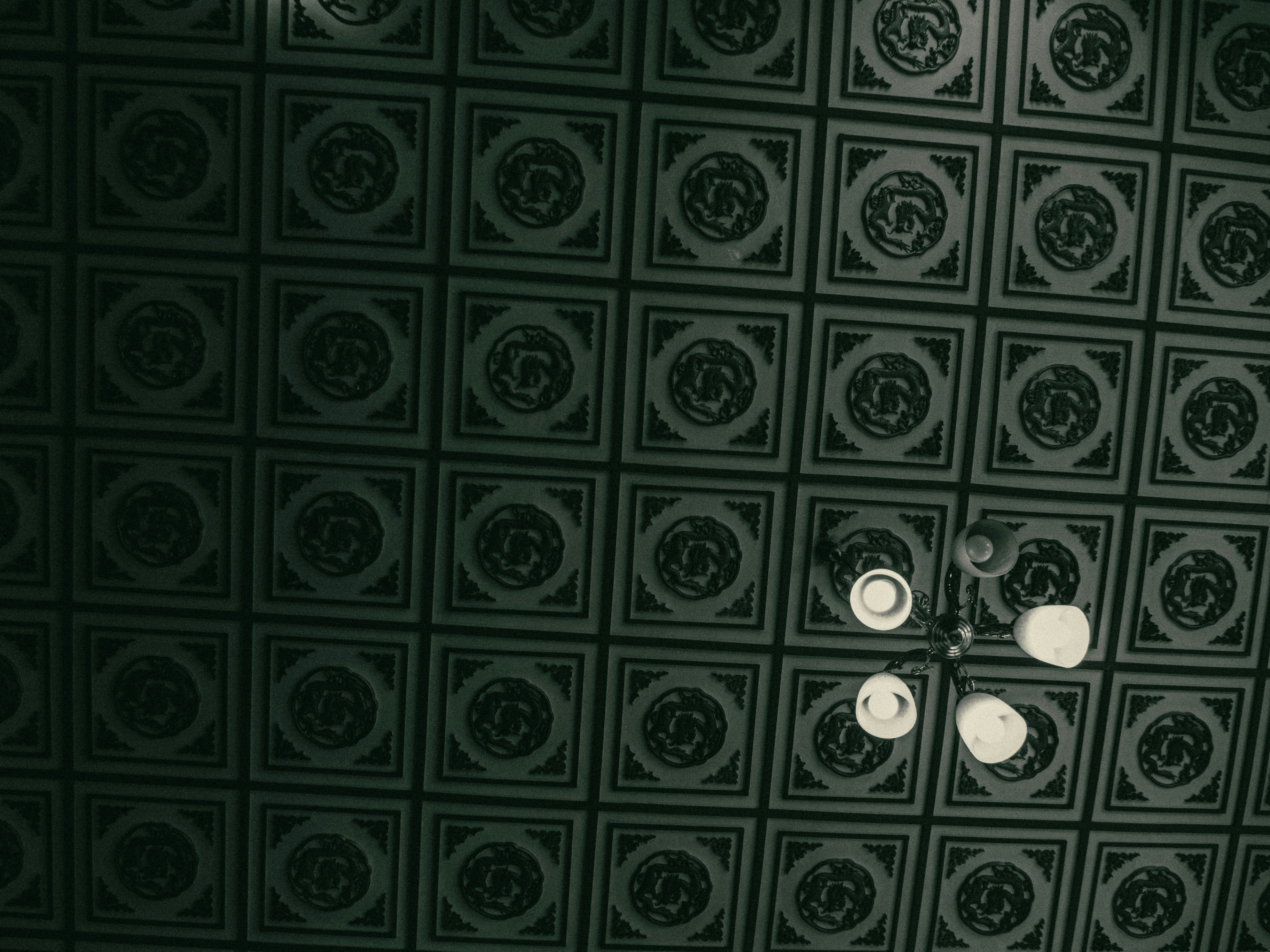 Teto de azulejos com lustre