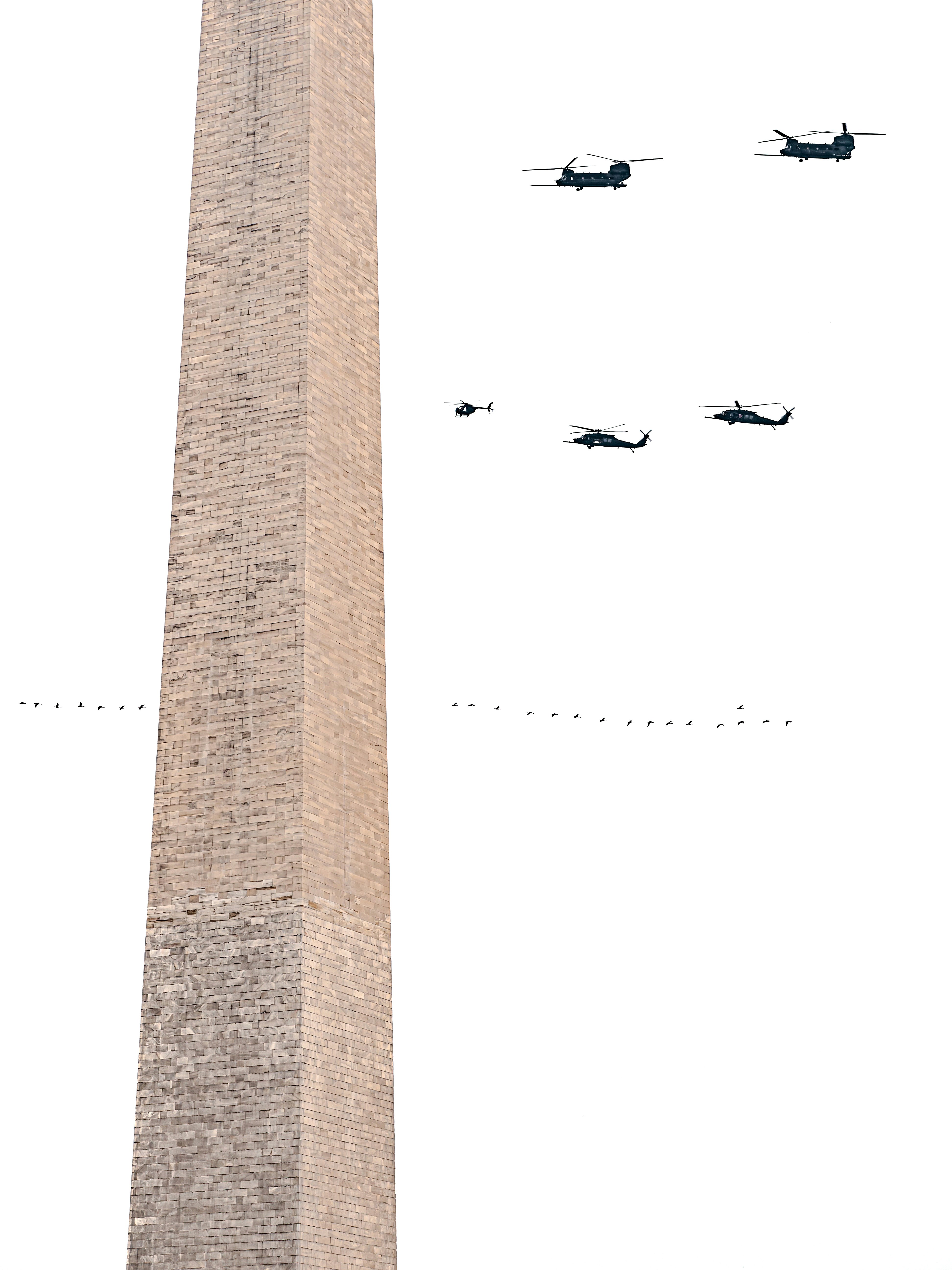 晴れた日にはヘリコプターがワシントン記念塔の前を飛ぶ。