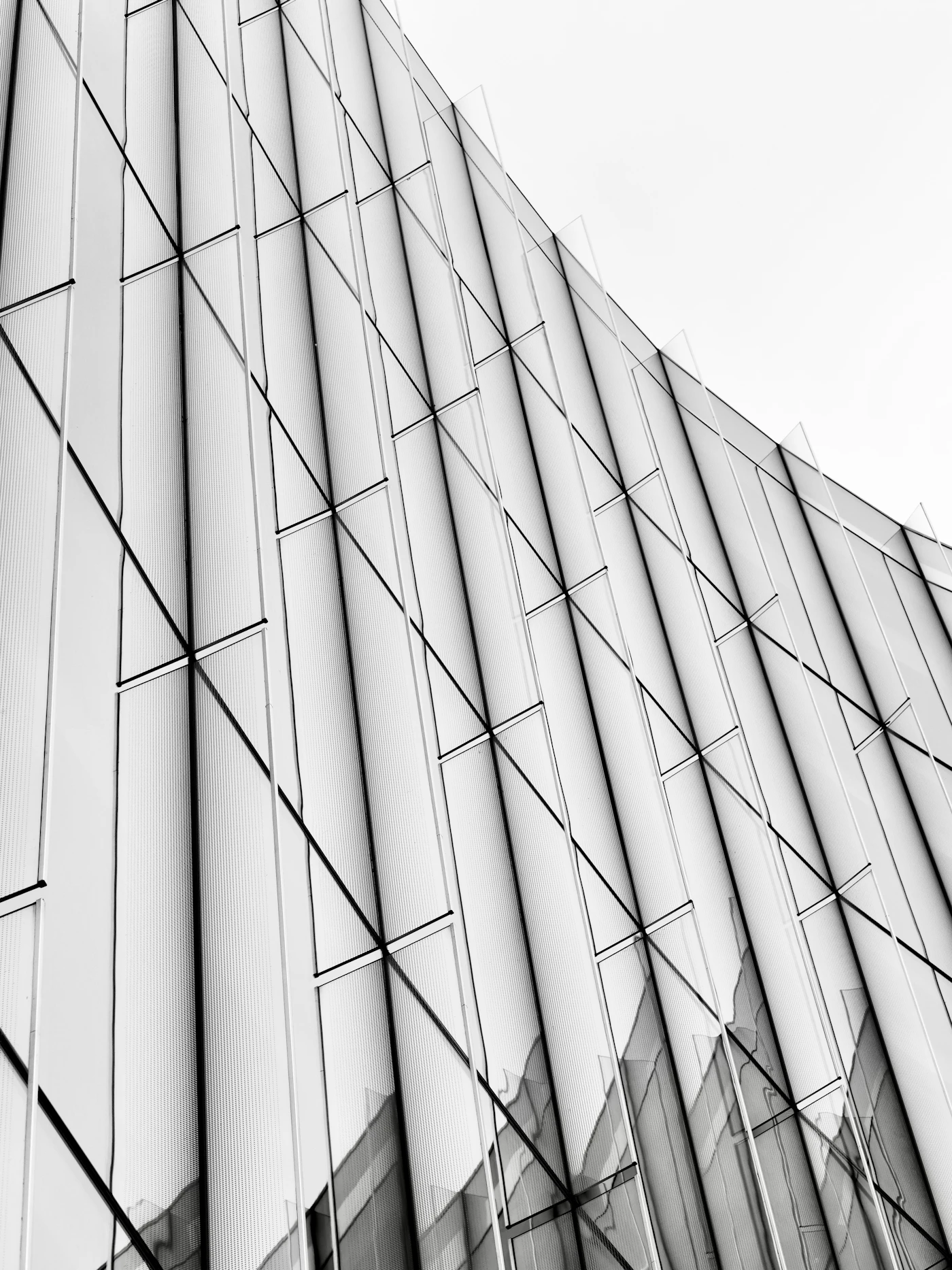 Façade vitrée moderne aux lignes géométriques