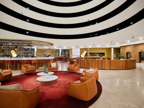 Lobby d'hôtel moderne pour séminaire d'entreprise
