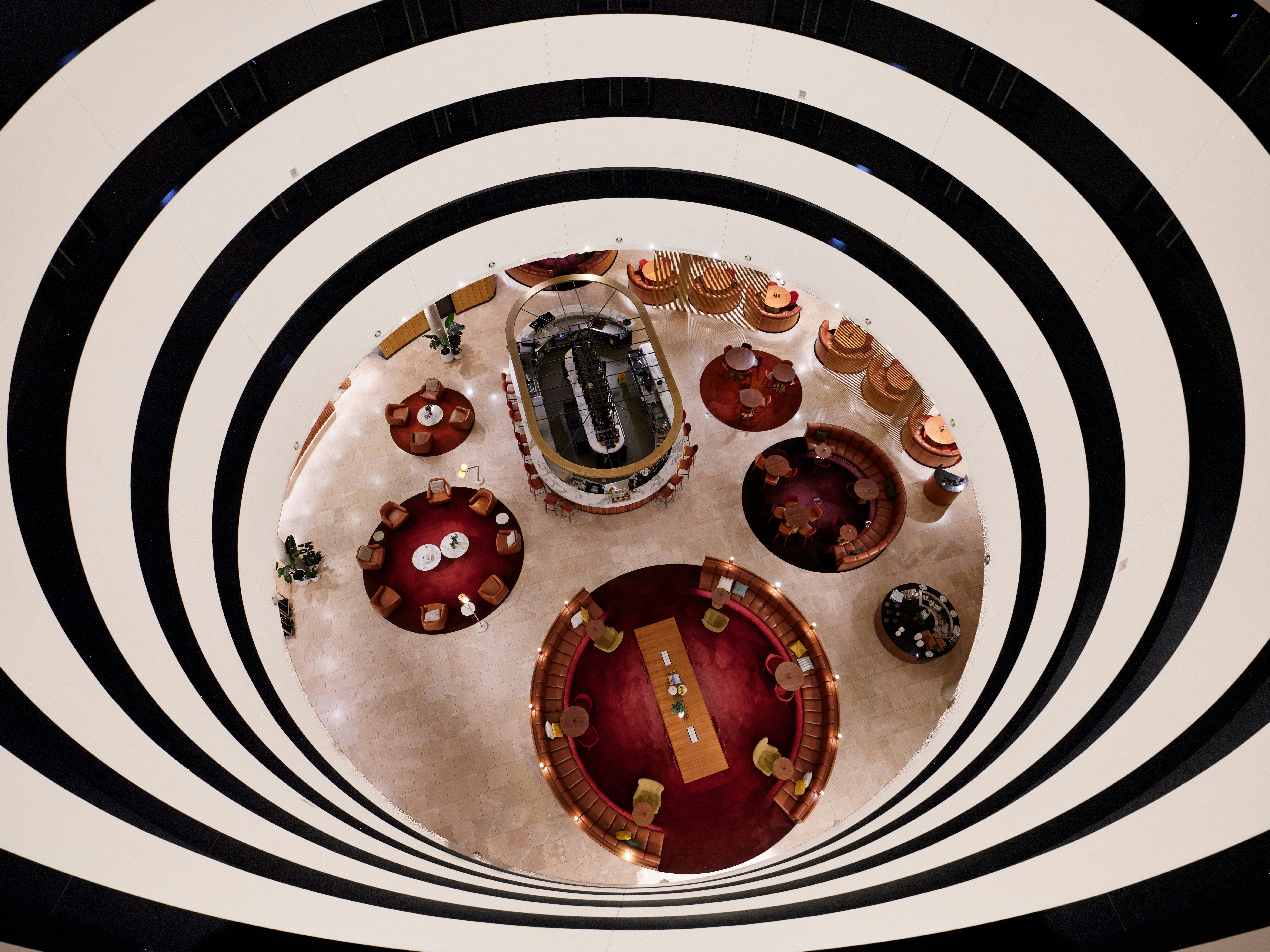 Circular pattern with a central arrangement of objects