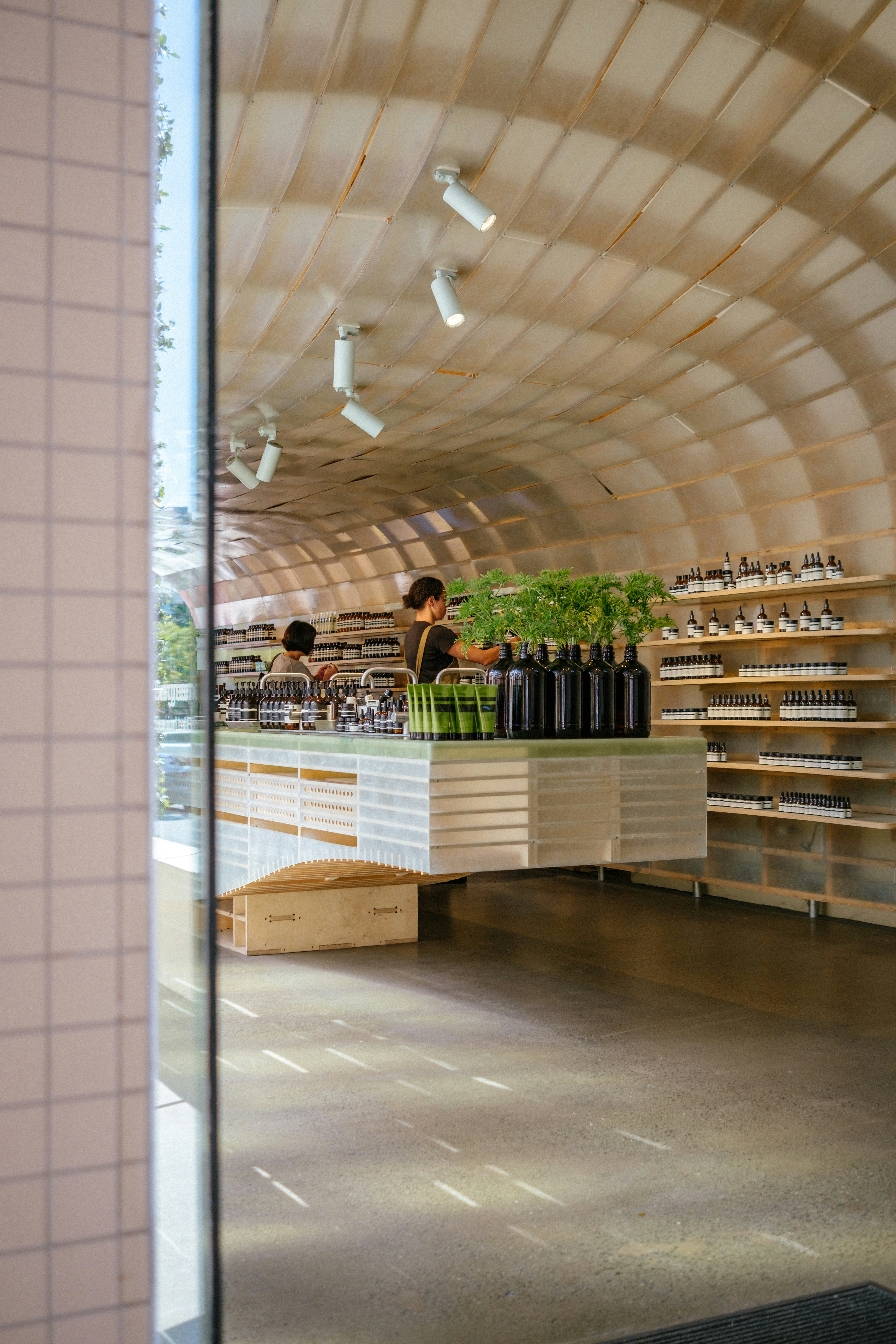 Interno di un negozio moderno con soffitto a volta in legno.