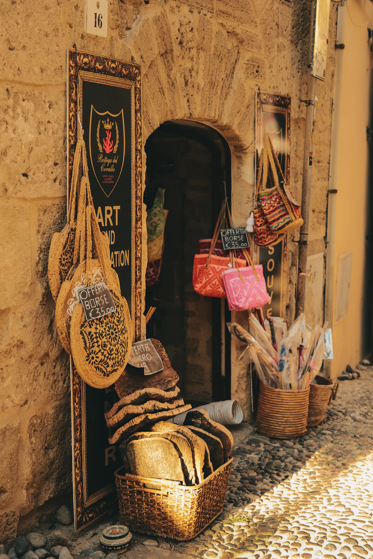 Entrée d'une boutique avec des sacs et des objets tissés artisanaux exposés