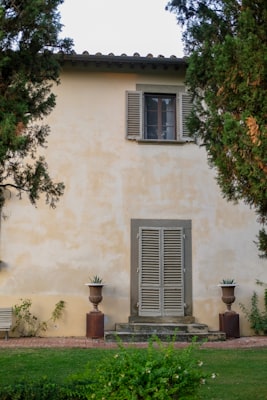 Villa con facciata e scuri verdi — architettura accogliente del residence