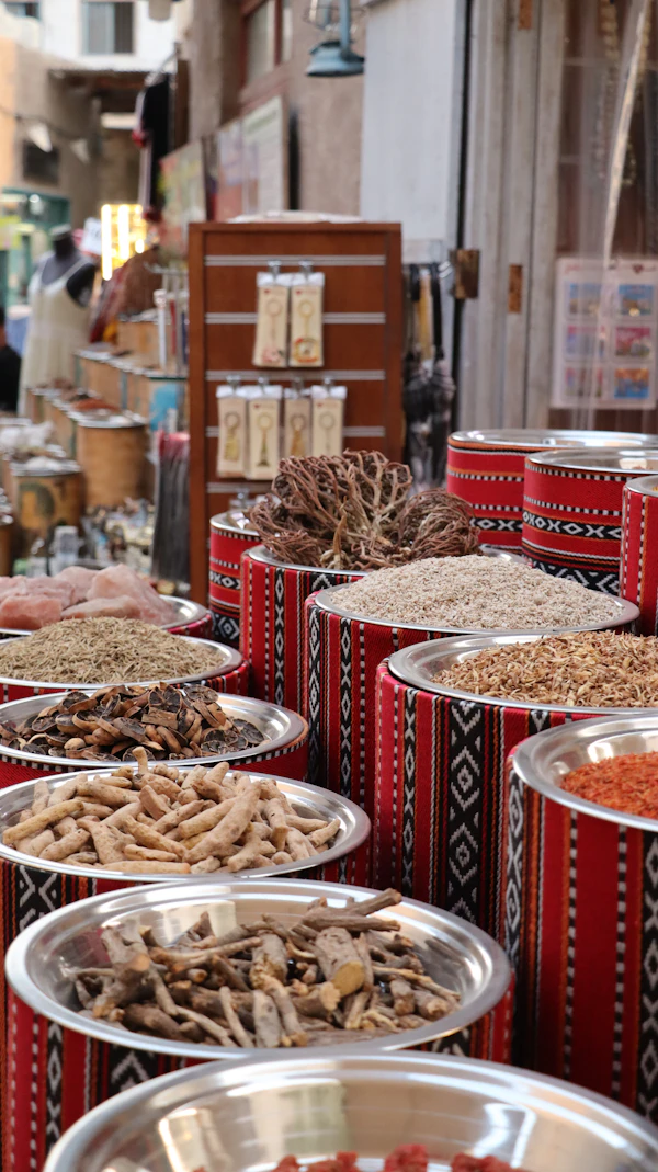 Cuencos con hierbas y especias secas en un mercado