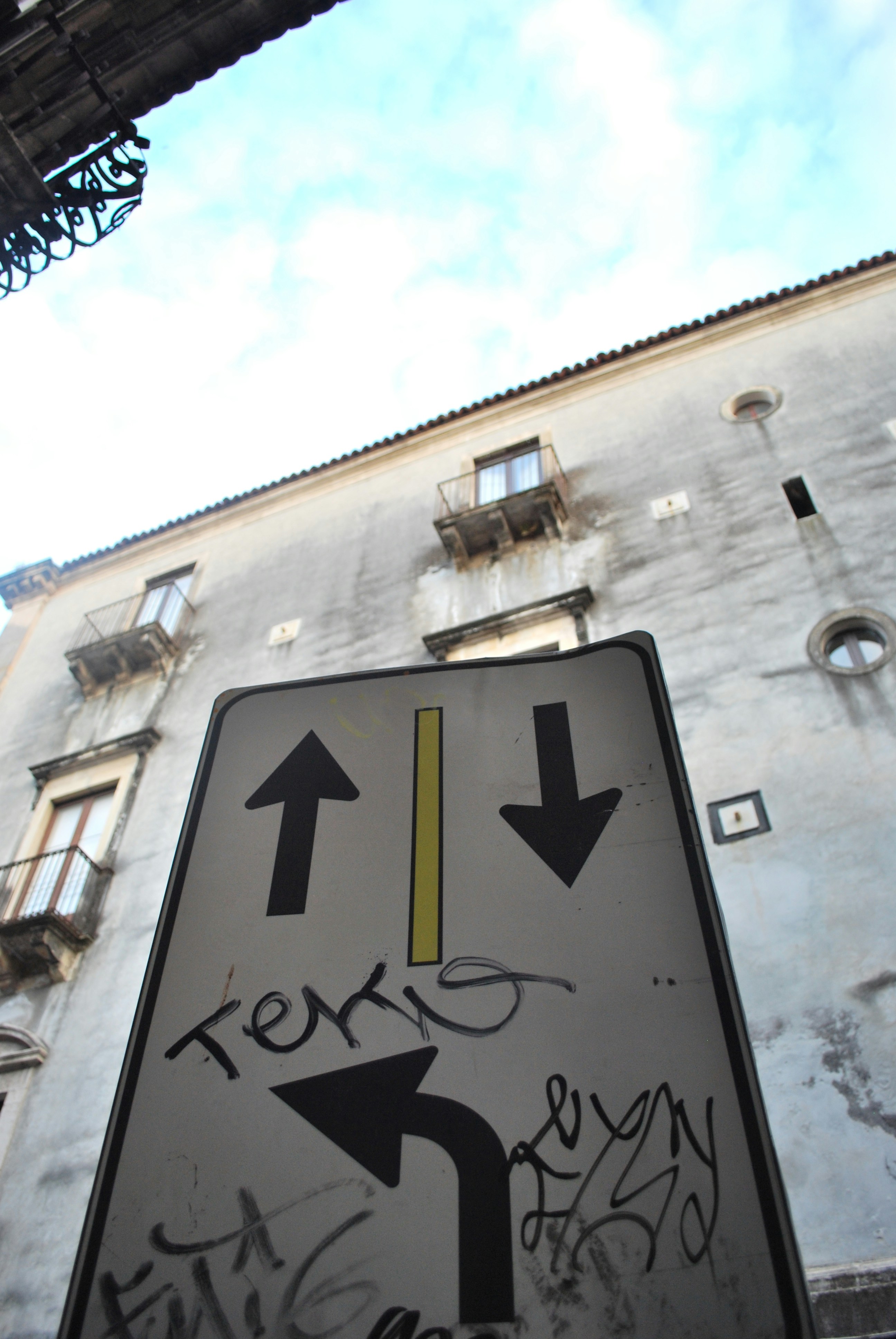 낙서와 건물 배경이 있는 거리 표지판