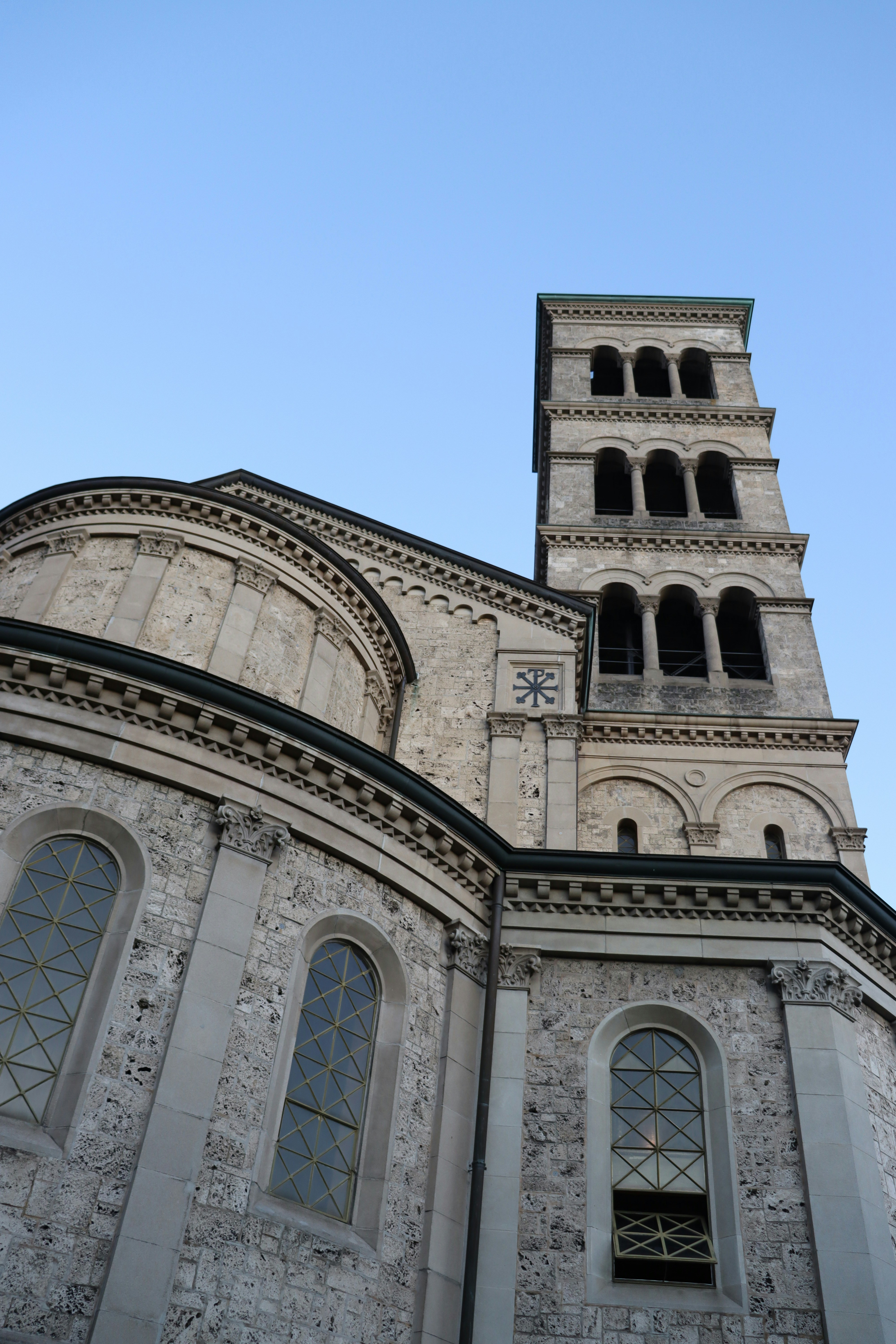 Steinerner Kirchturm vor strahlend blauem Himmel