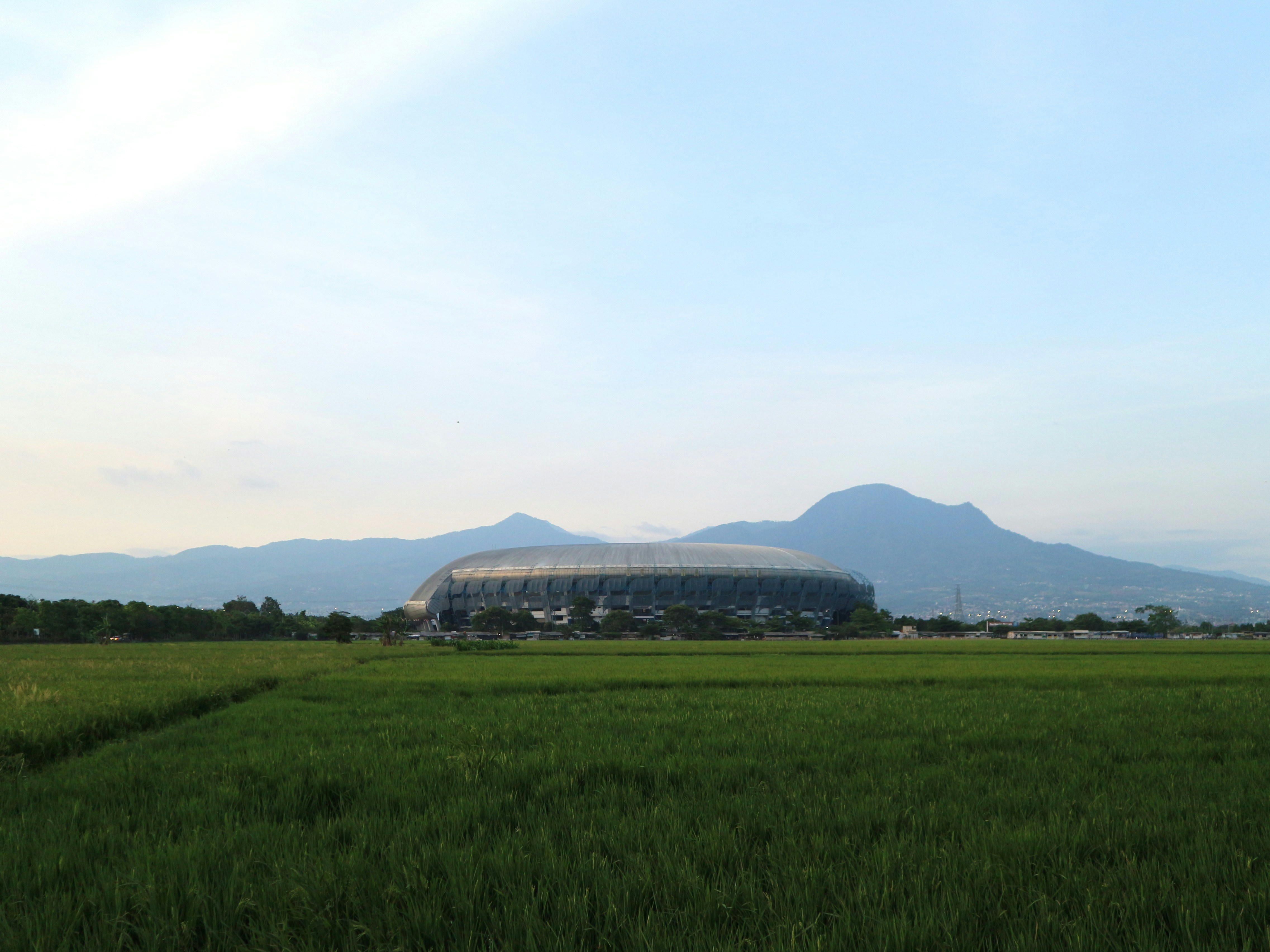 Stadion eingebettet zwischen sanften Hügeln und grünen Feldern