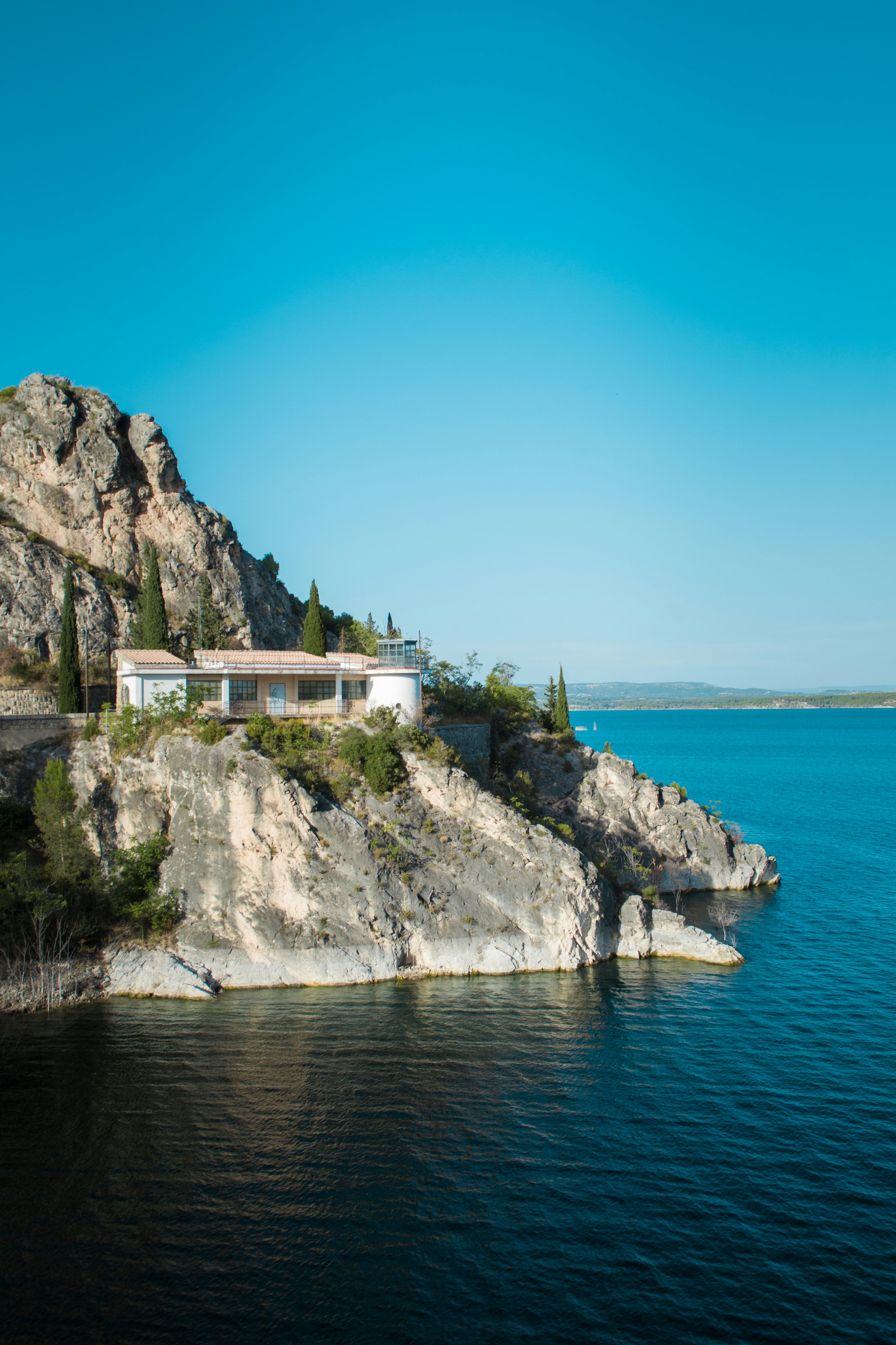 Lakefront Luxury Villa Exterior