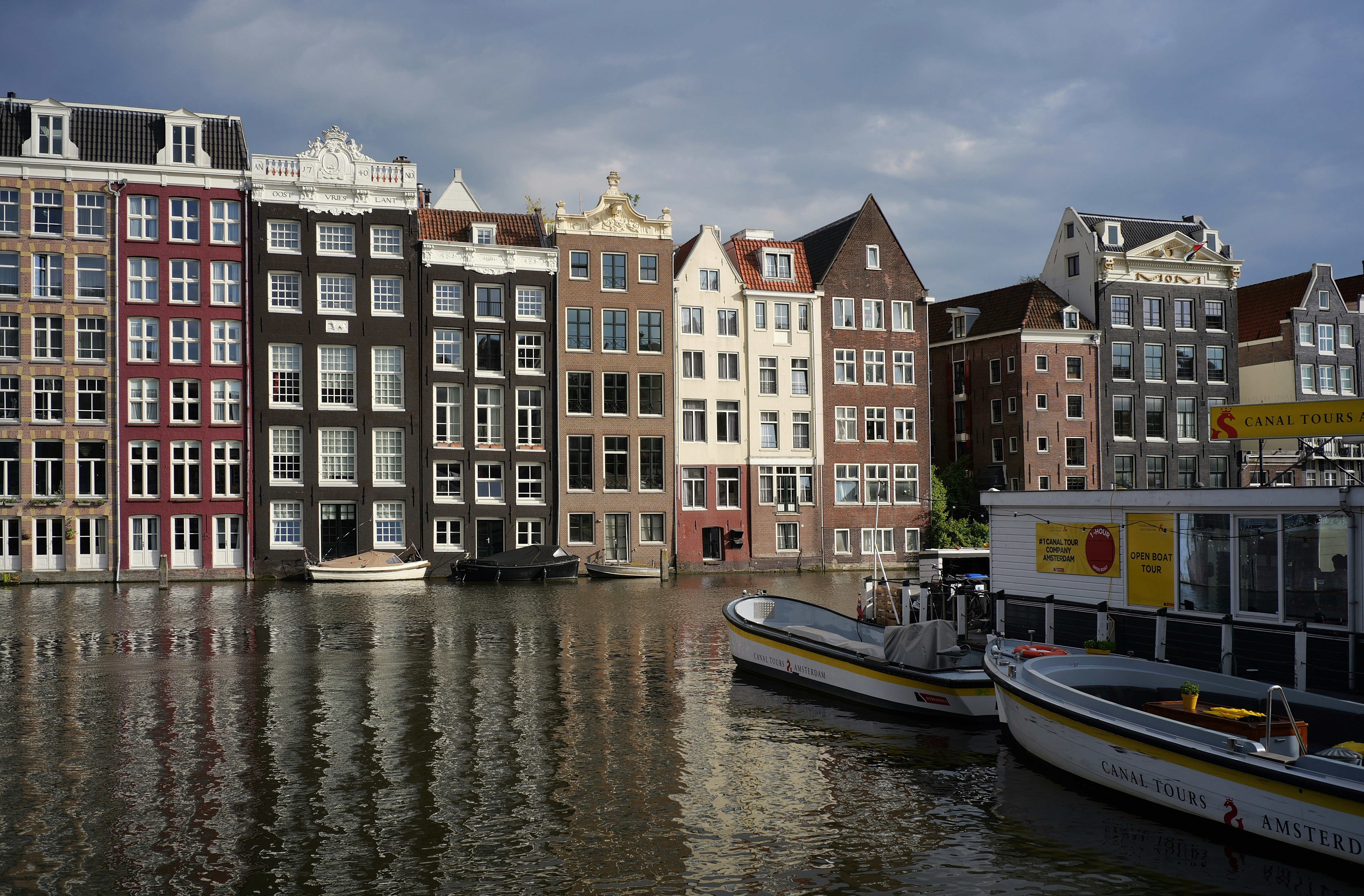 Edifícios coloridos alinham um canal com barcos.