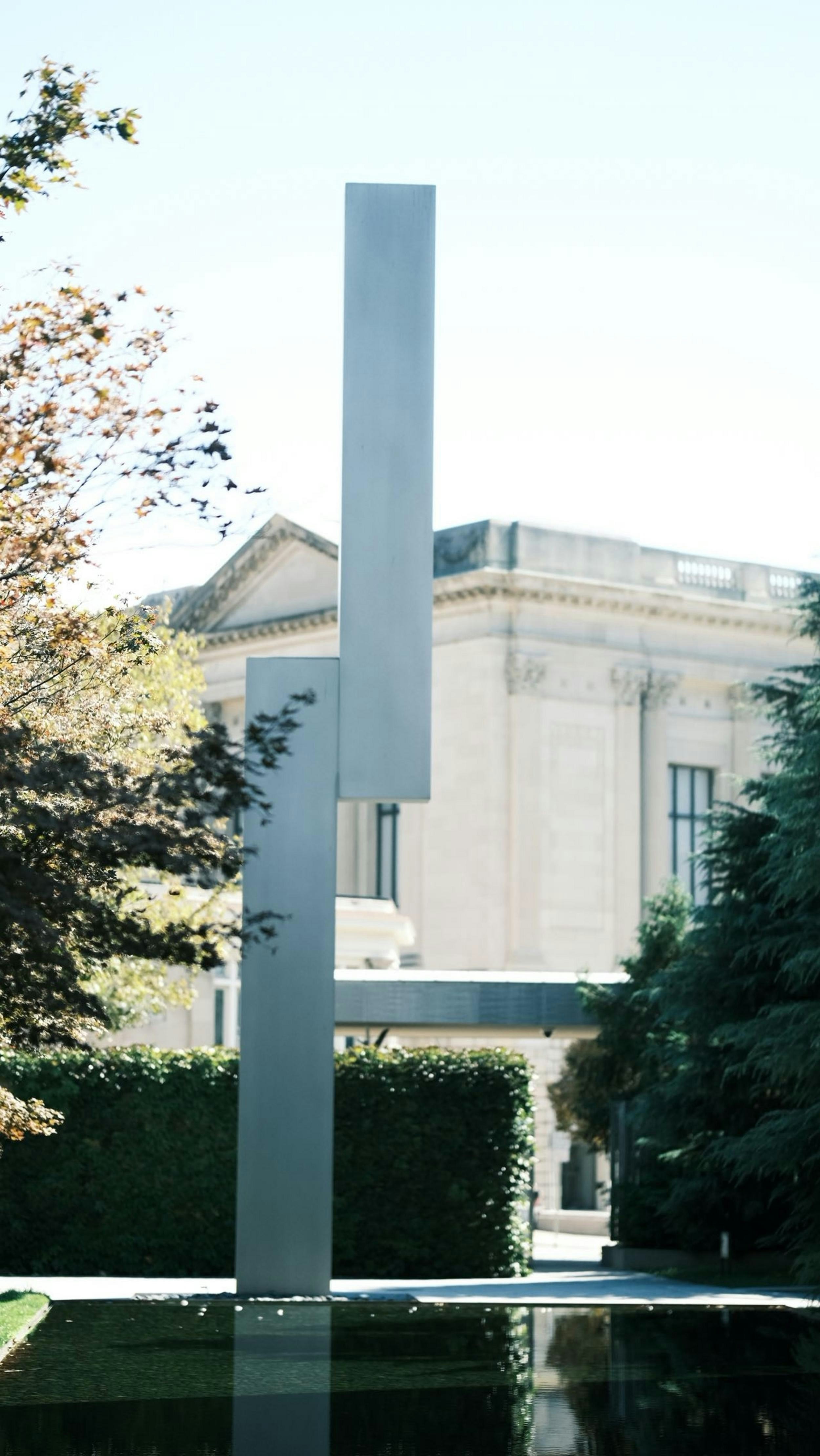 Moderne Skulptur vor einem klassizistischen Gebäude